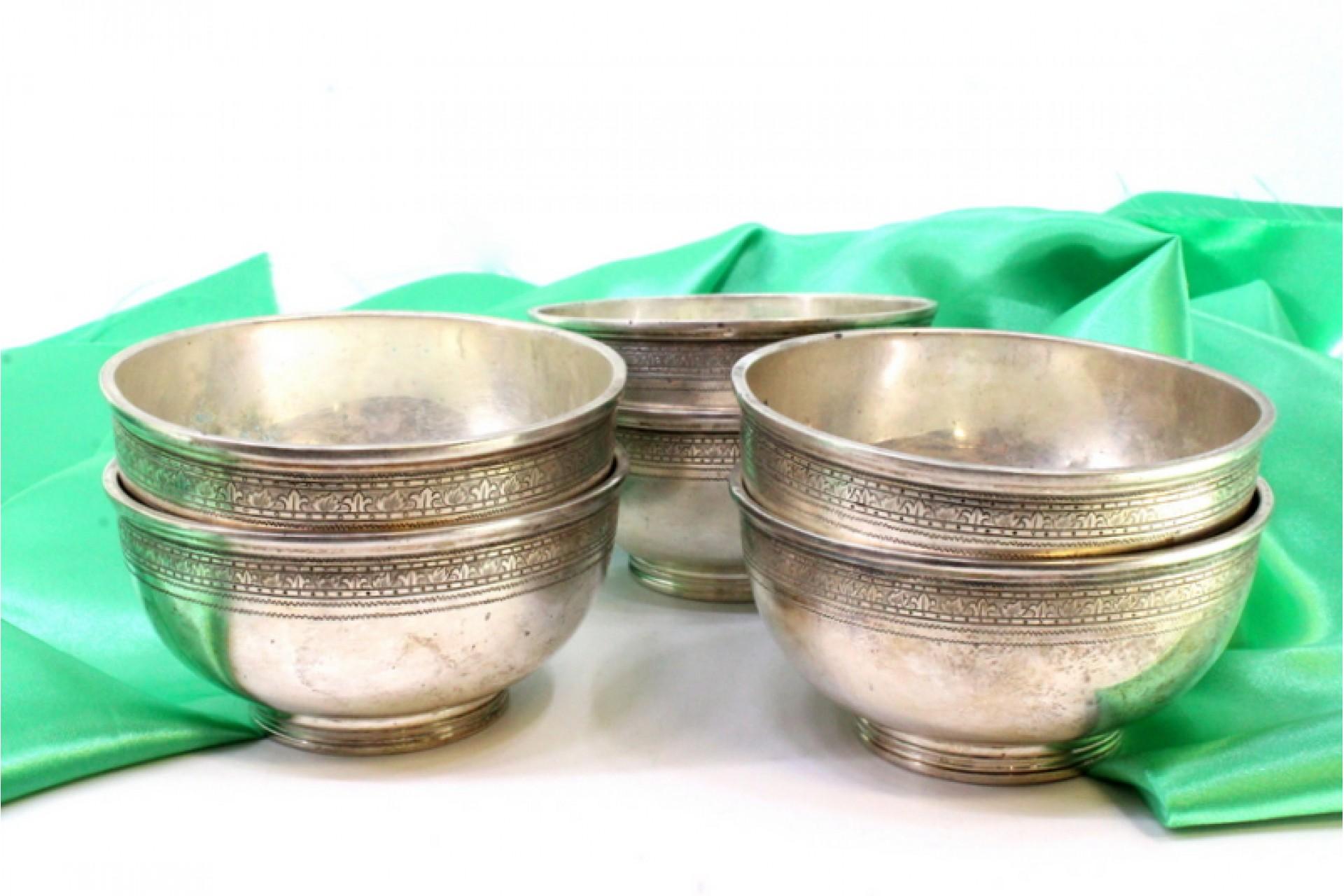 Set of six silver washbasins with engraved friezes on the surrounds (Europäisch) im Angebot