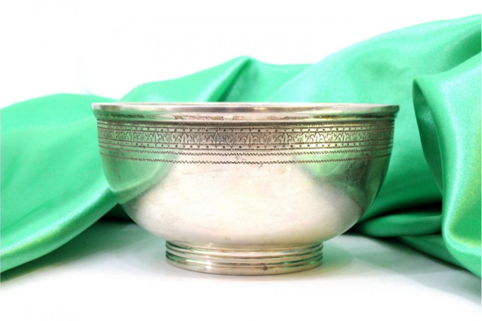 Set of six silver washbasins with engraved friezes on the surrounds (20. Jahrhundert) im Angebot