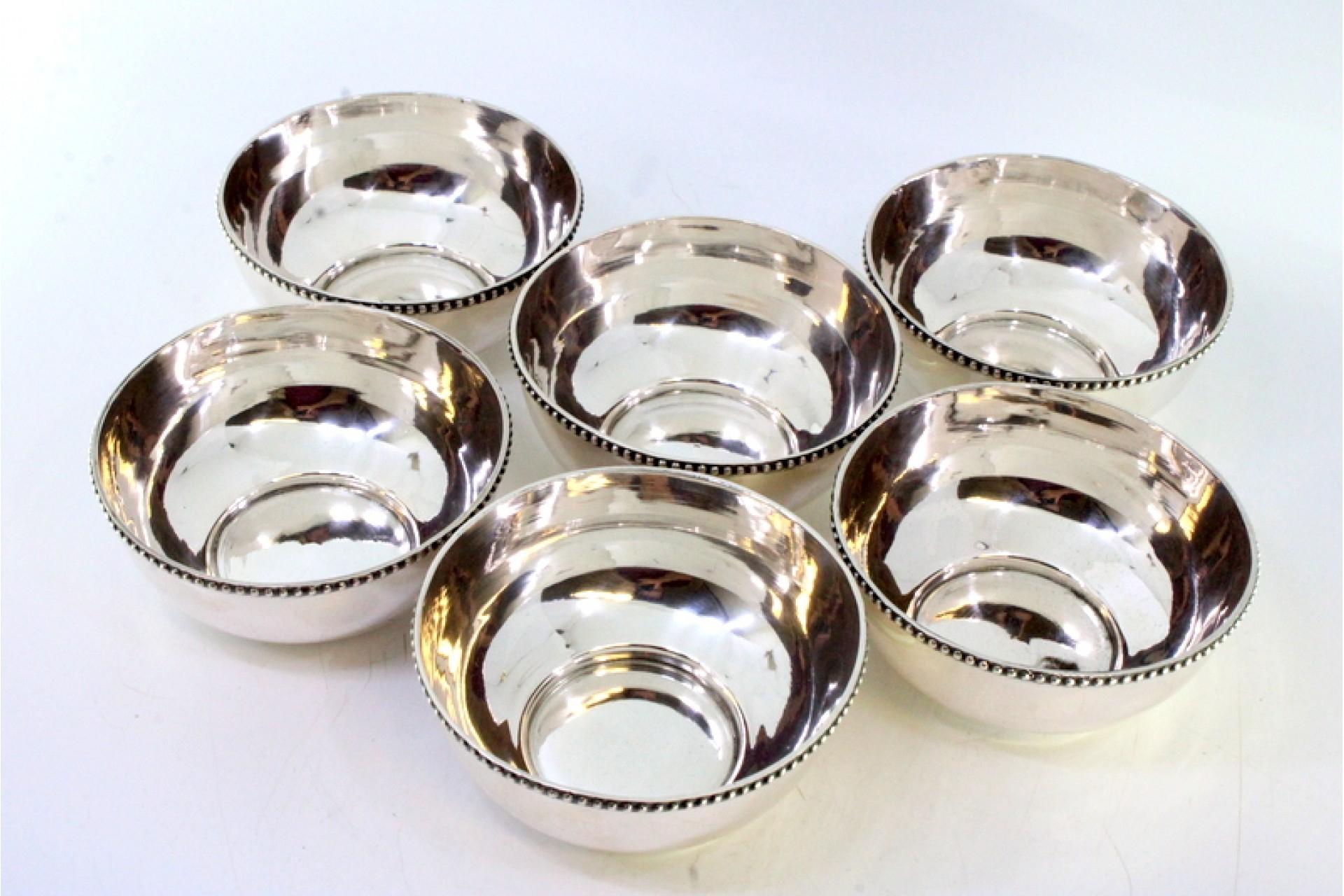 Set of six silver washbasins with pearly edges Europeo en venta