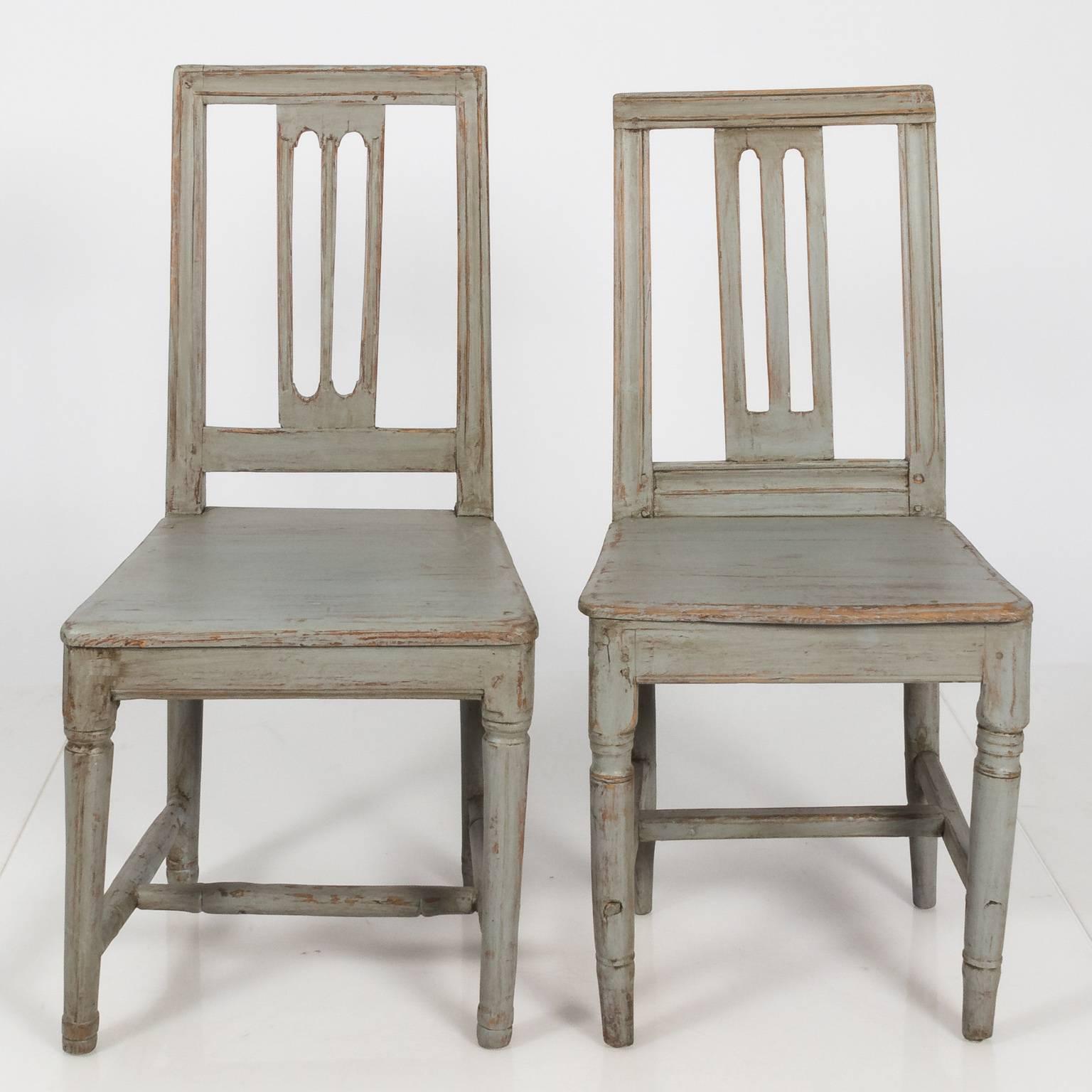 Set of Six Similar Painted Pinewood Chairs In Good Condition For Sale In Stamford, CT