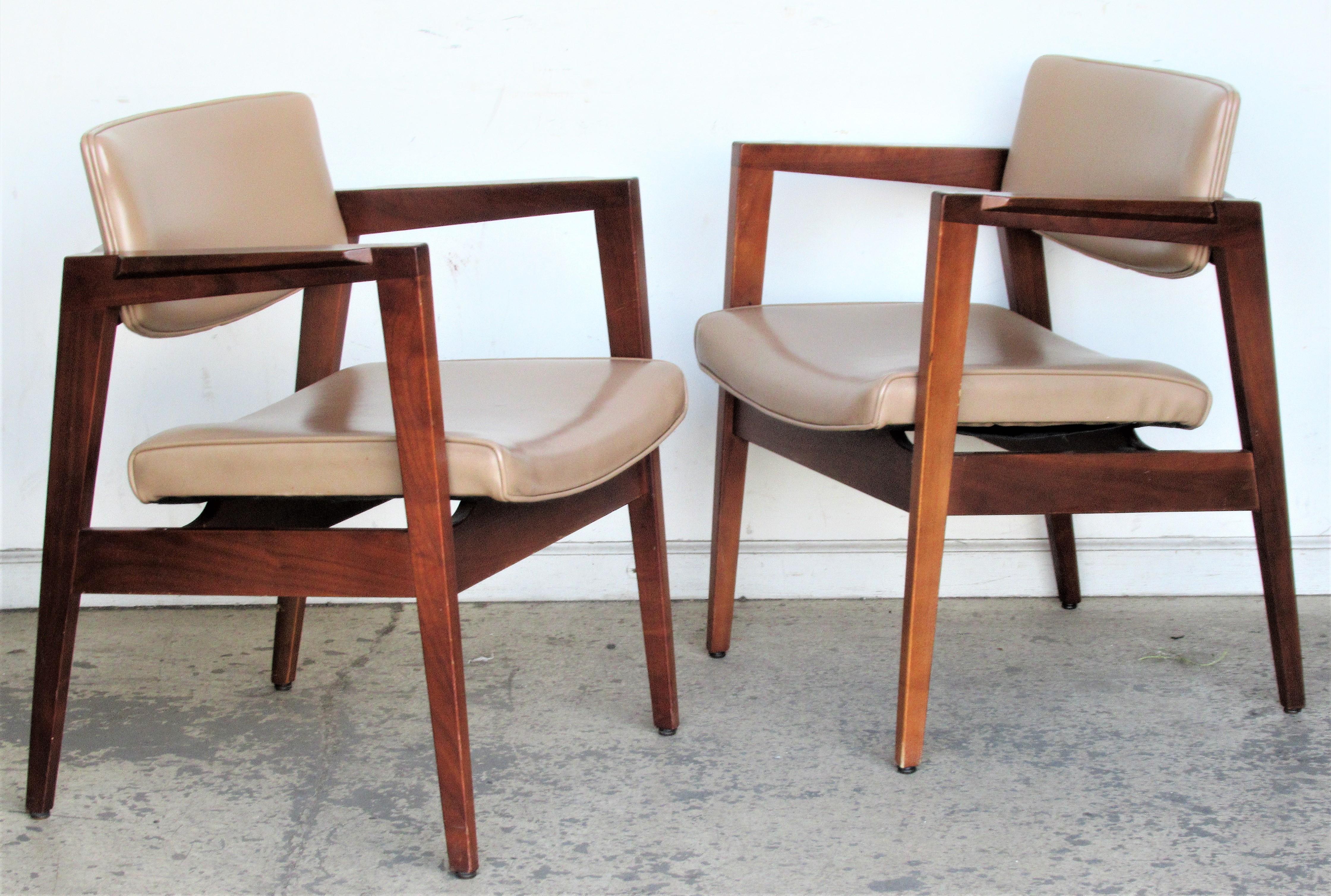 By Gunlocke, all original matching set of six classic mid century modern walnut armchairs / lounge chairs with floating seats and a great angular form. In the style of Jens Risom. Circa 1960. Look at all pictures and read condition report in comment