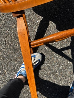 Set di sei sedie da pranzo Windsor a braccioli continui in acero sloveno