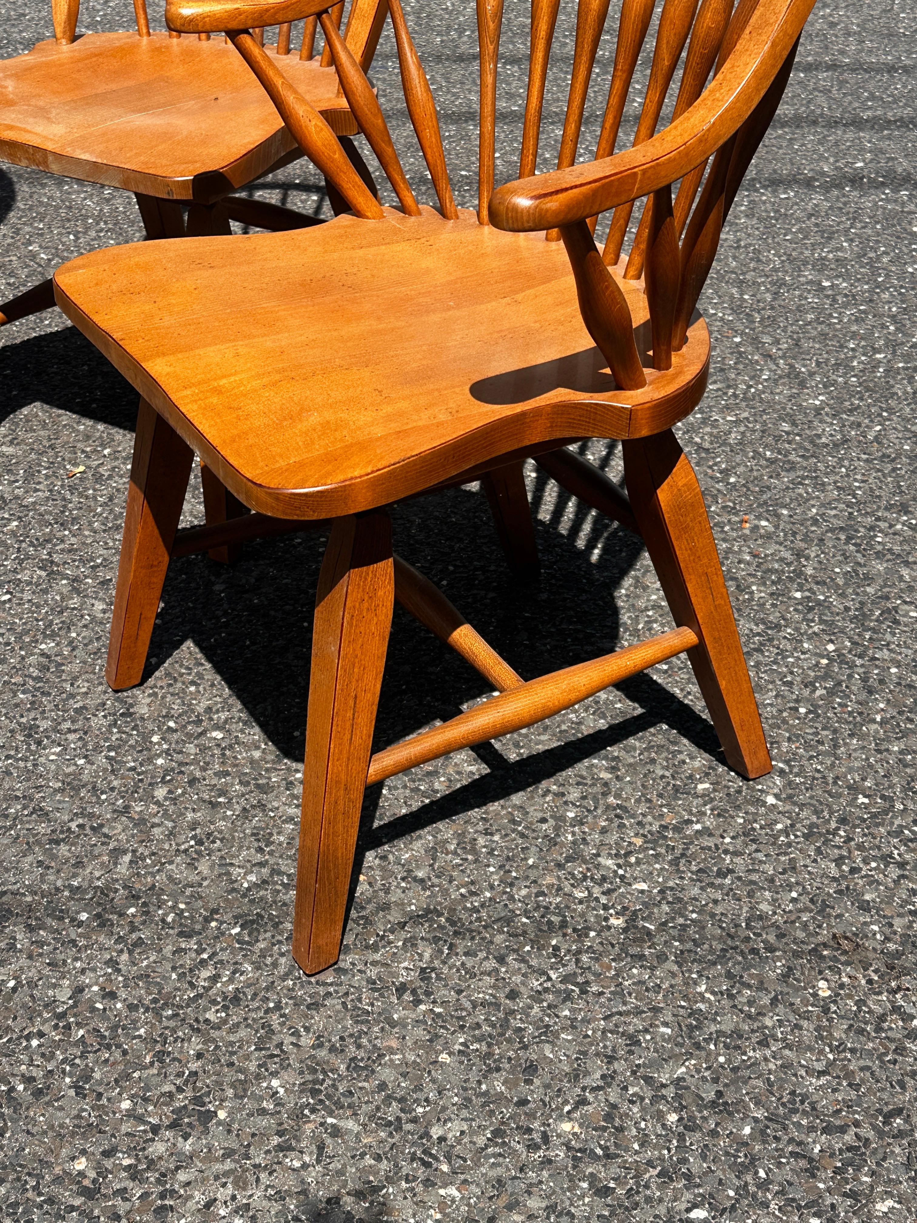Juego de seis sillas de comedor Windsor de arce esloveno y brazos continuos Arce en venta