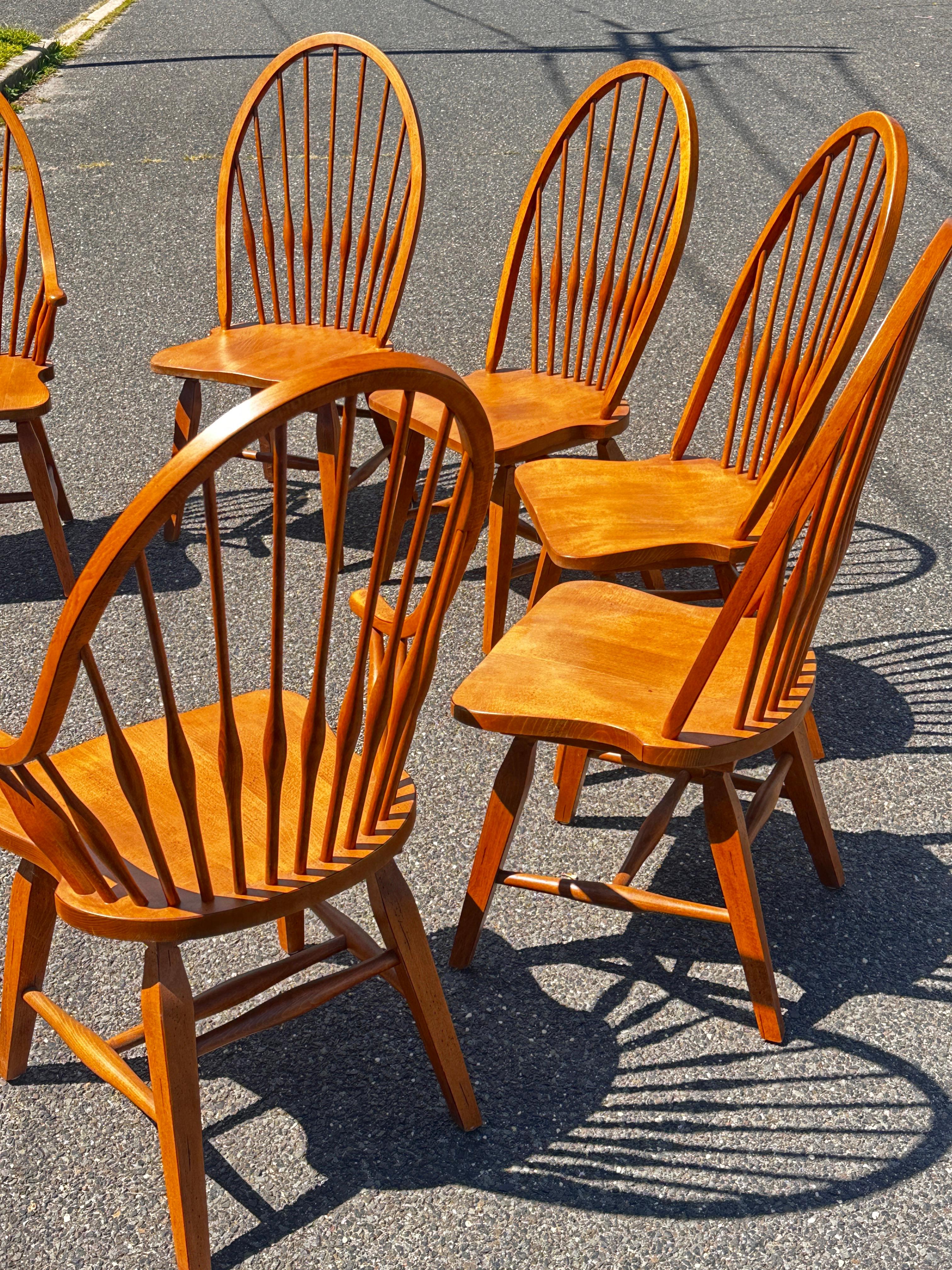 Juego de seis sillas de comedor Windsor de arce esloveno y brazos continuos en venta 2