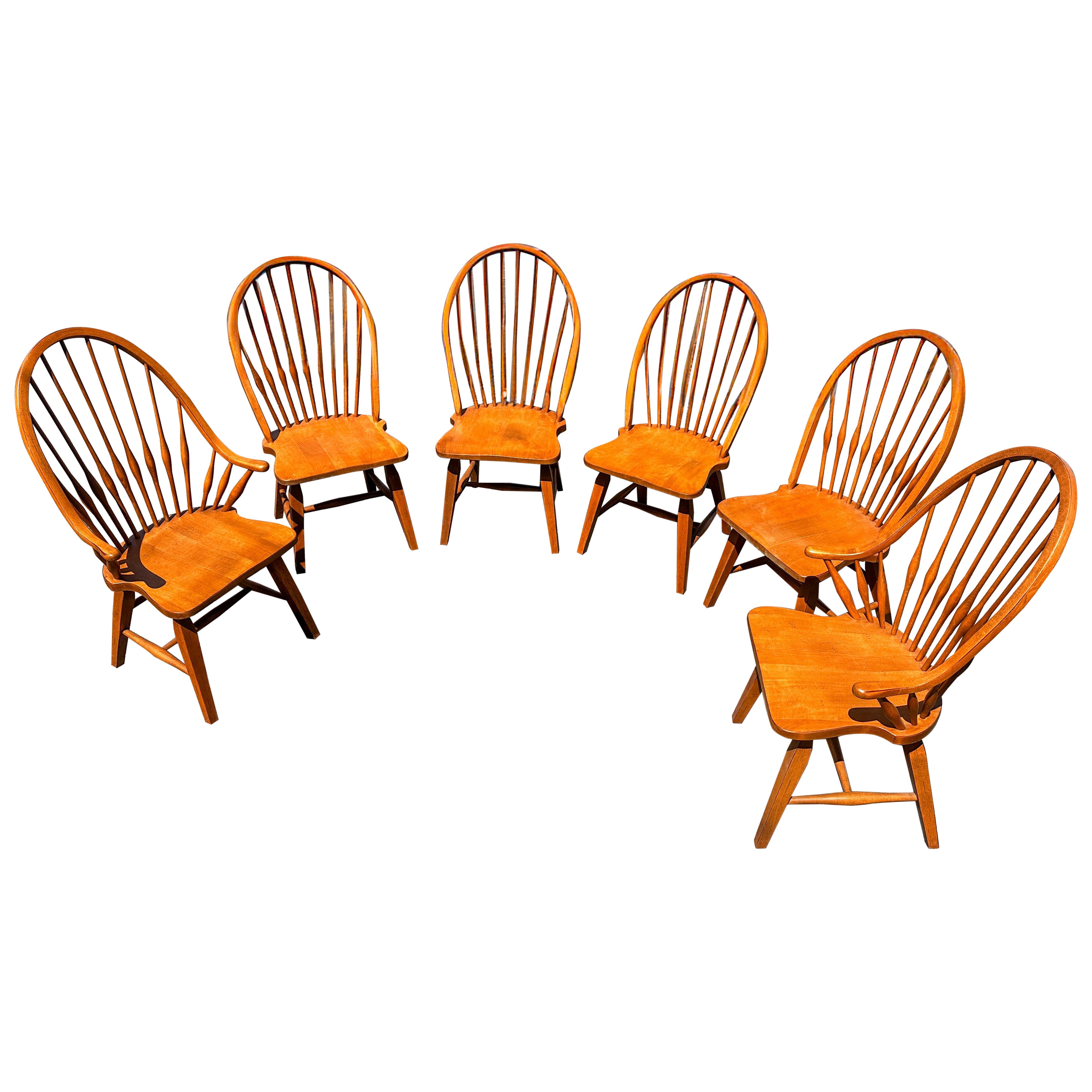 Juego de seis sillas de comedor Windsor de arce esloveno y brazos continuos en venta