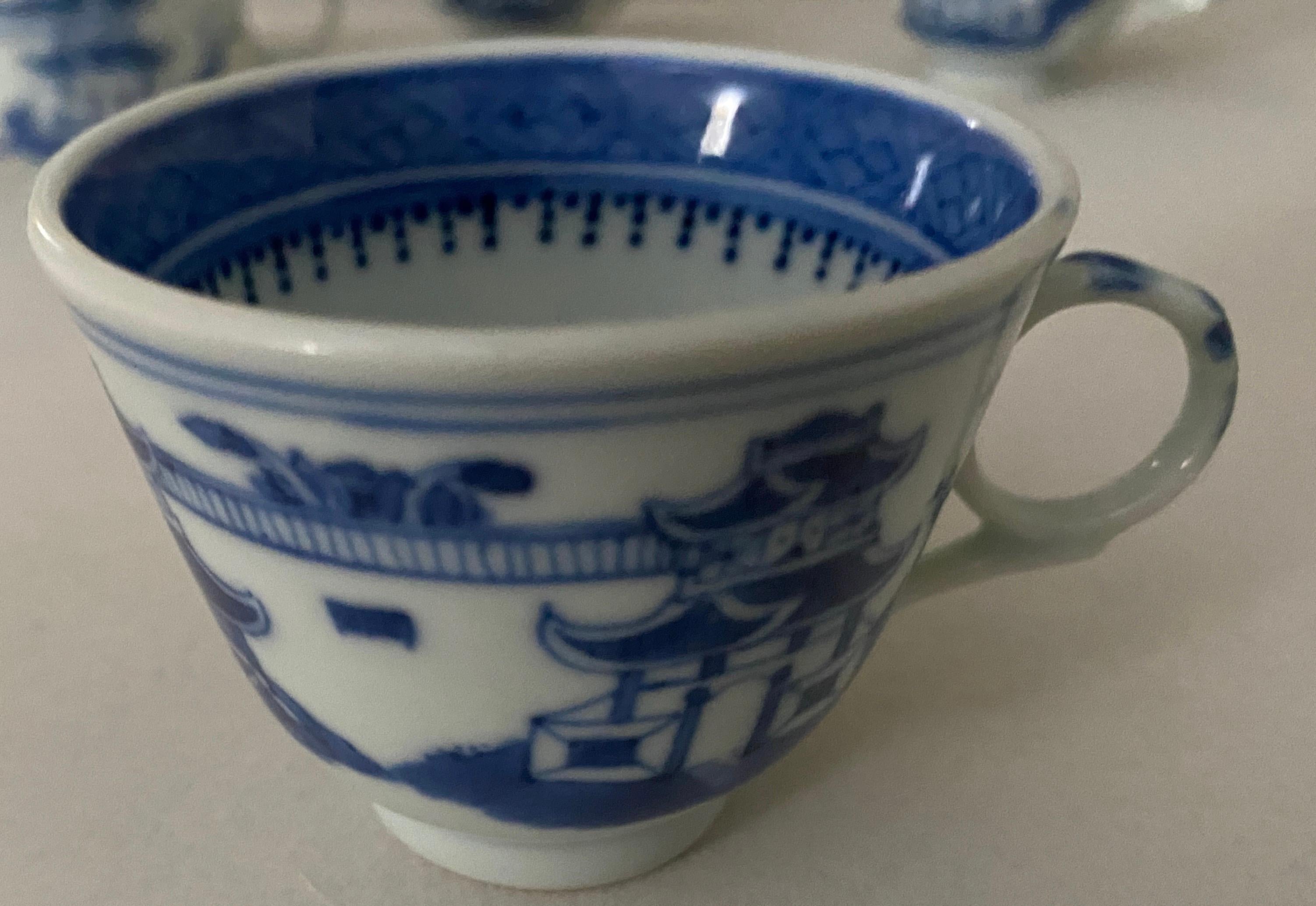 Set von sechs kleinen antiken, traditionellen chinesischen Teebechern (Handbemalt) im Angebot