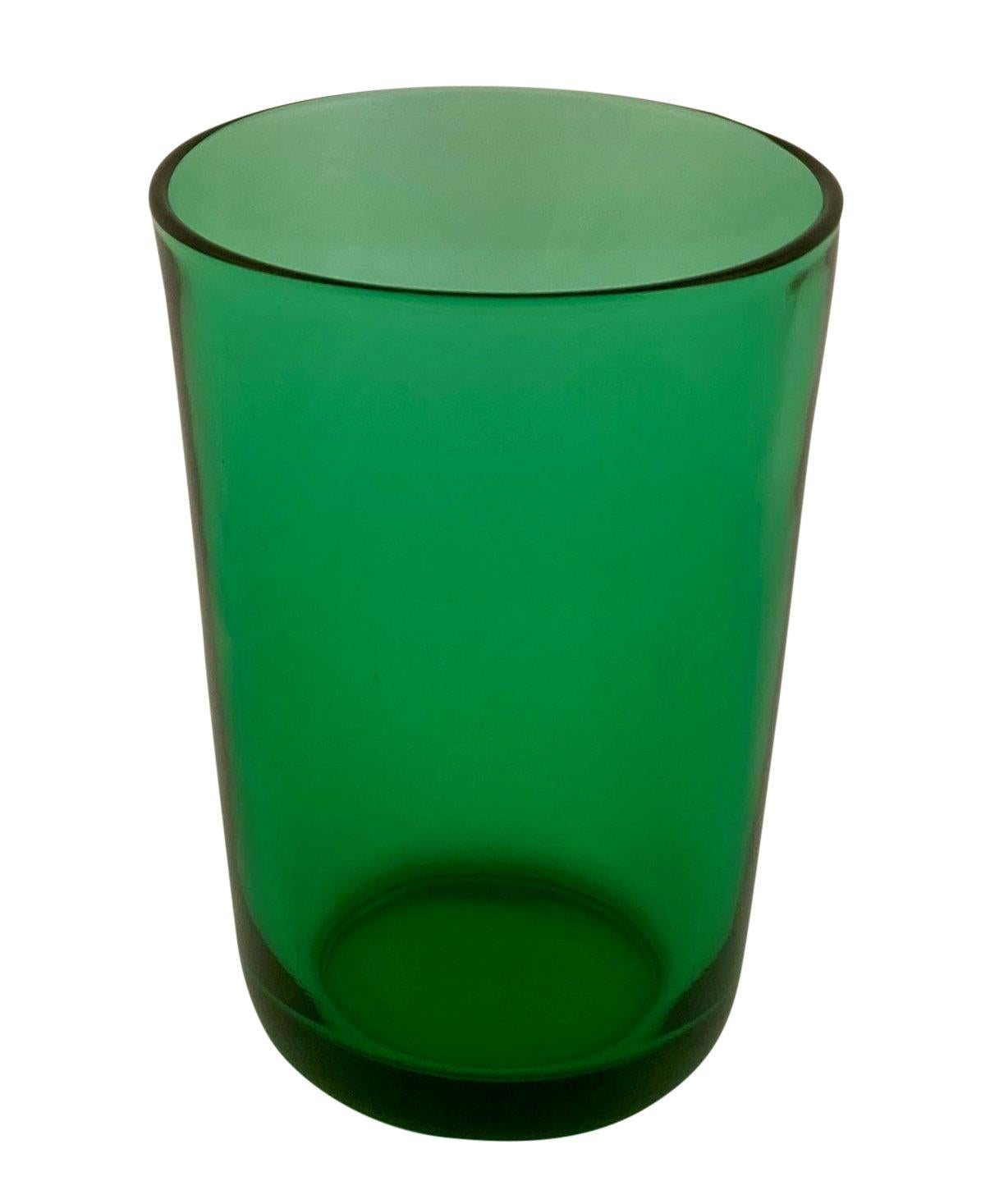 Ein Satz von sechs kleinen französischen, smaragdgrünen mundgeblasenen Glasbechern.