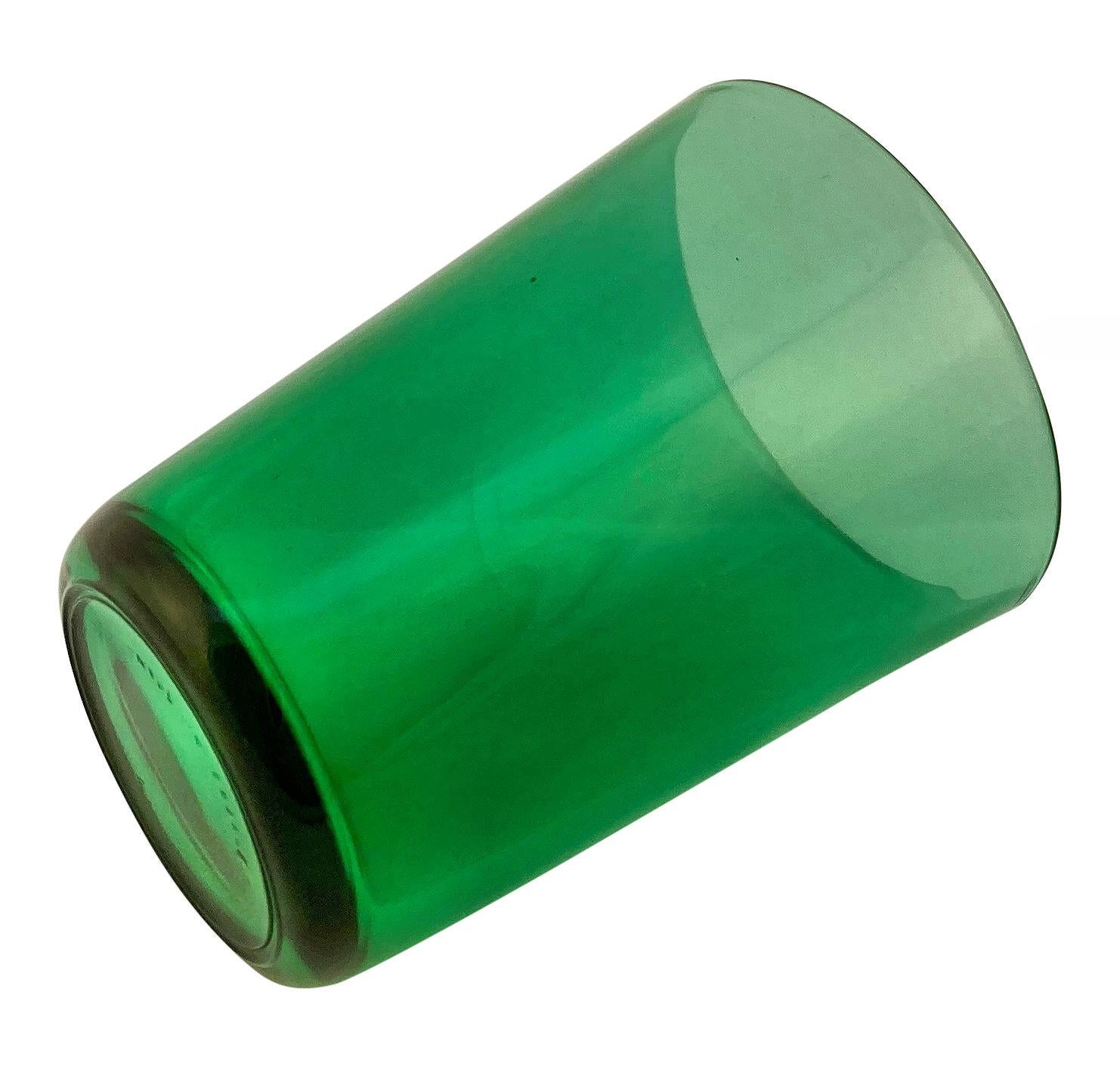 Set aus sechs kleinen smaragdgrünen Bechern (Französisch) im Angebot