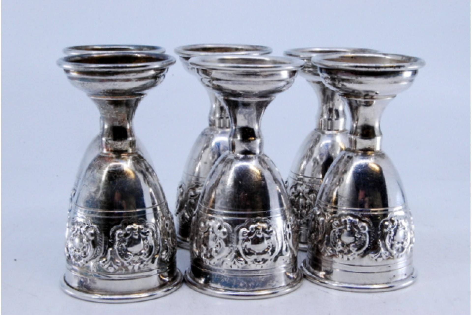 Set of six small silver goblets with reliefs and a smooth base In Good Condition For Sale In Porto, PT