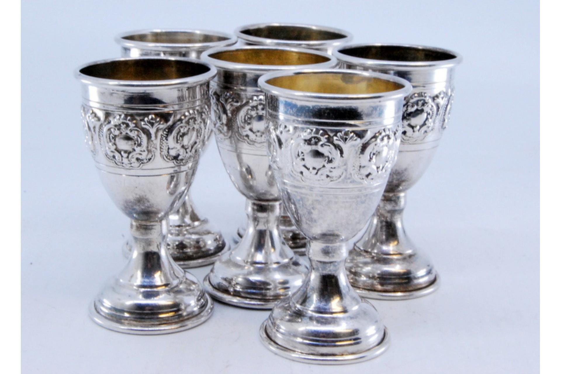 Silver Set of six small silver goblets with reliefs and a smooth base For Sale