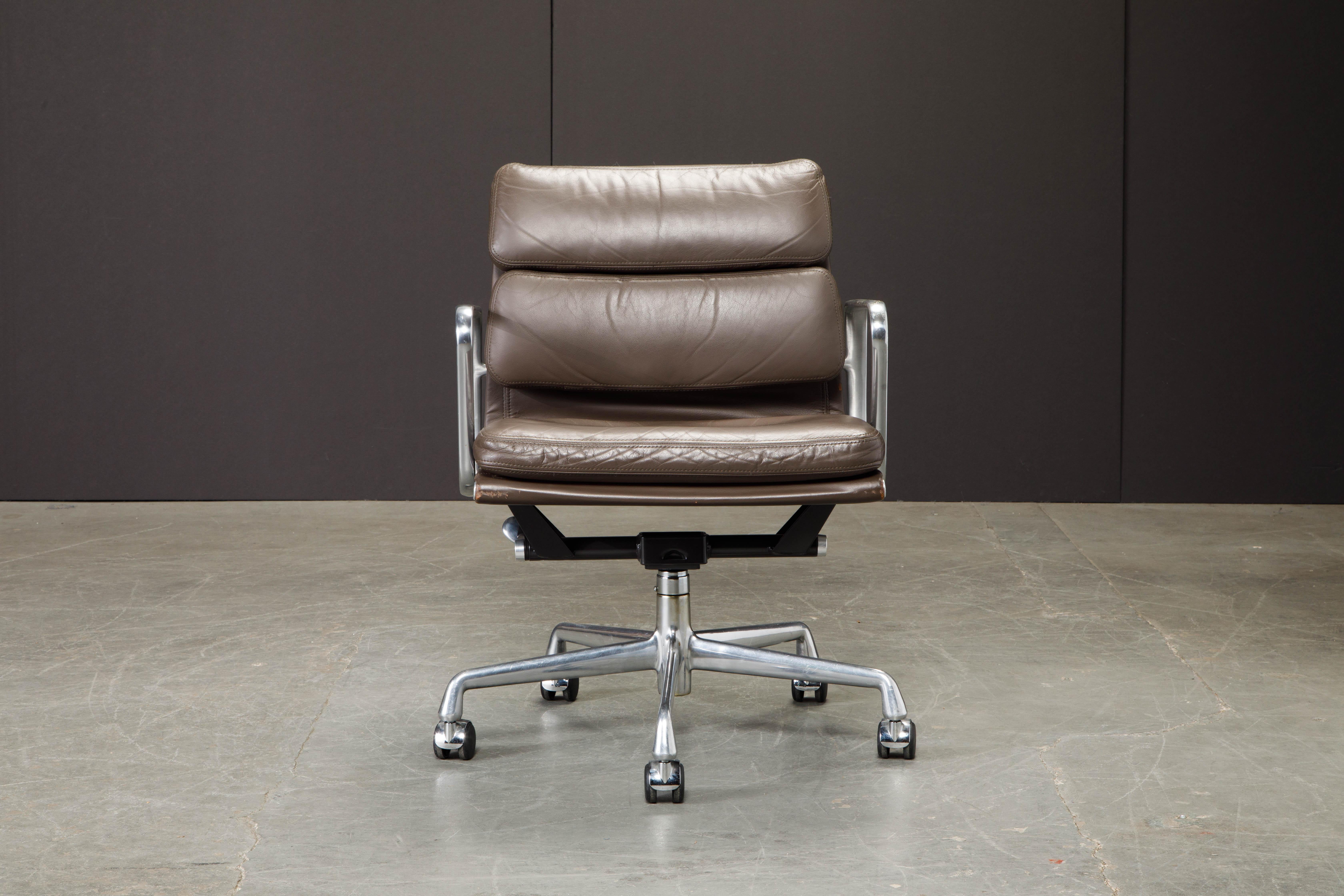 chaise de bureau en cuir brun 'Soft Pad' de Charles Eames pour Herman Miller:: Signé 2