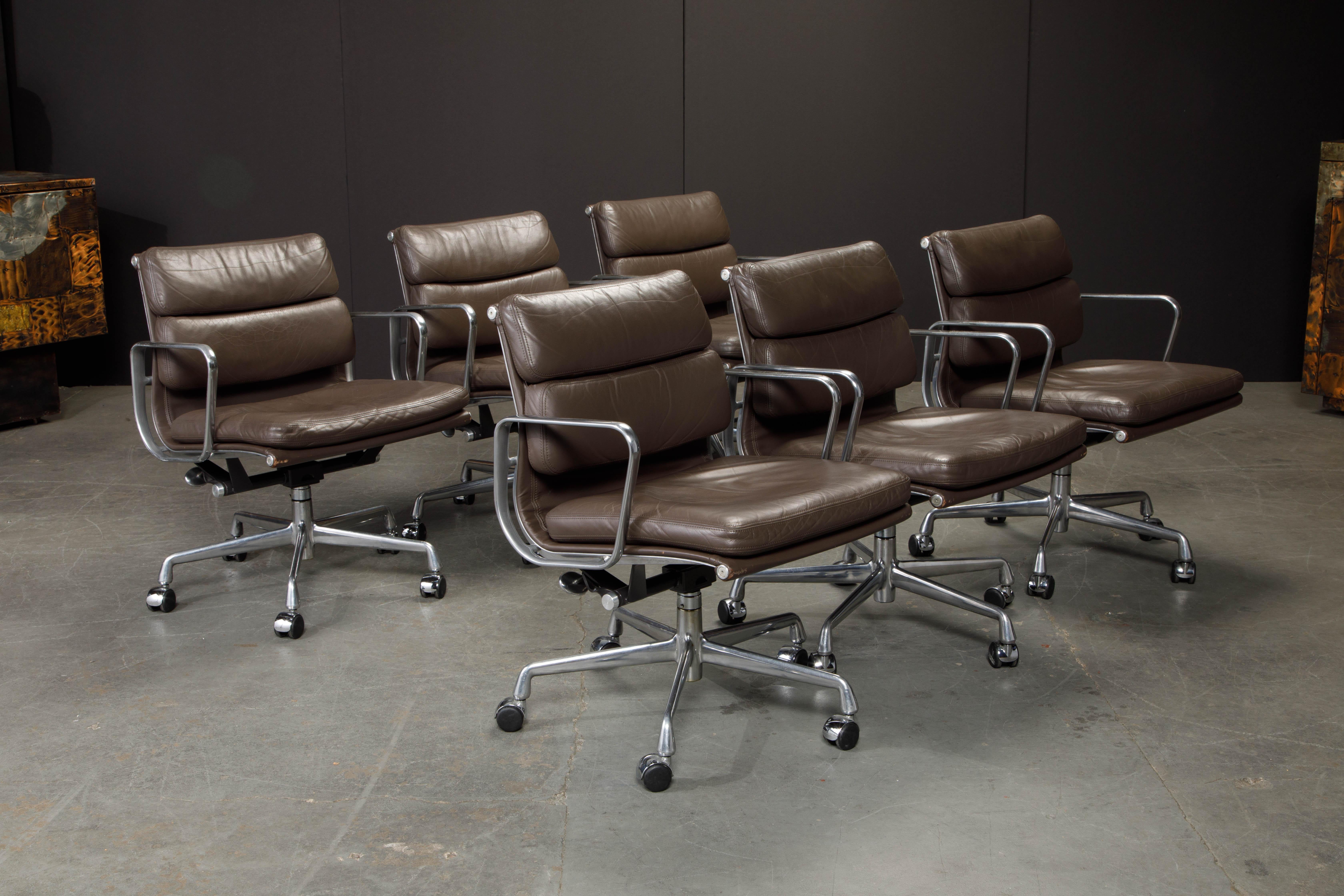 chaise de bureau en cuir brun 'Soft Pad' de Charles Eames pour Herman Miller:: Signé 3