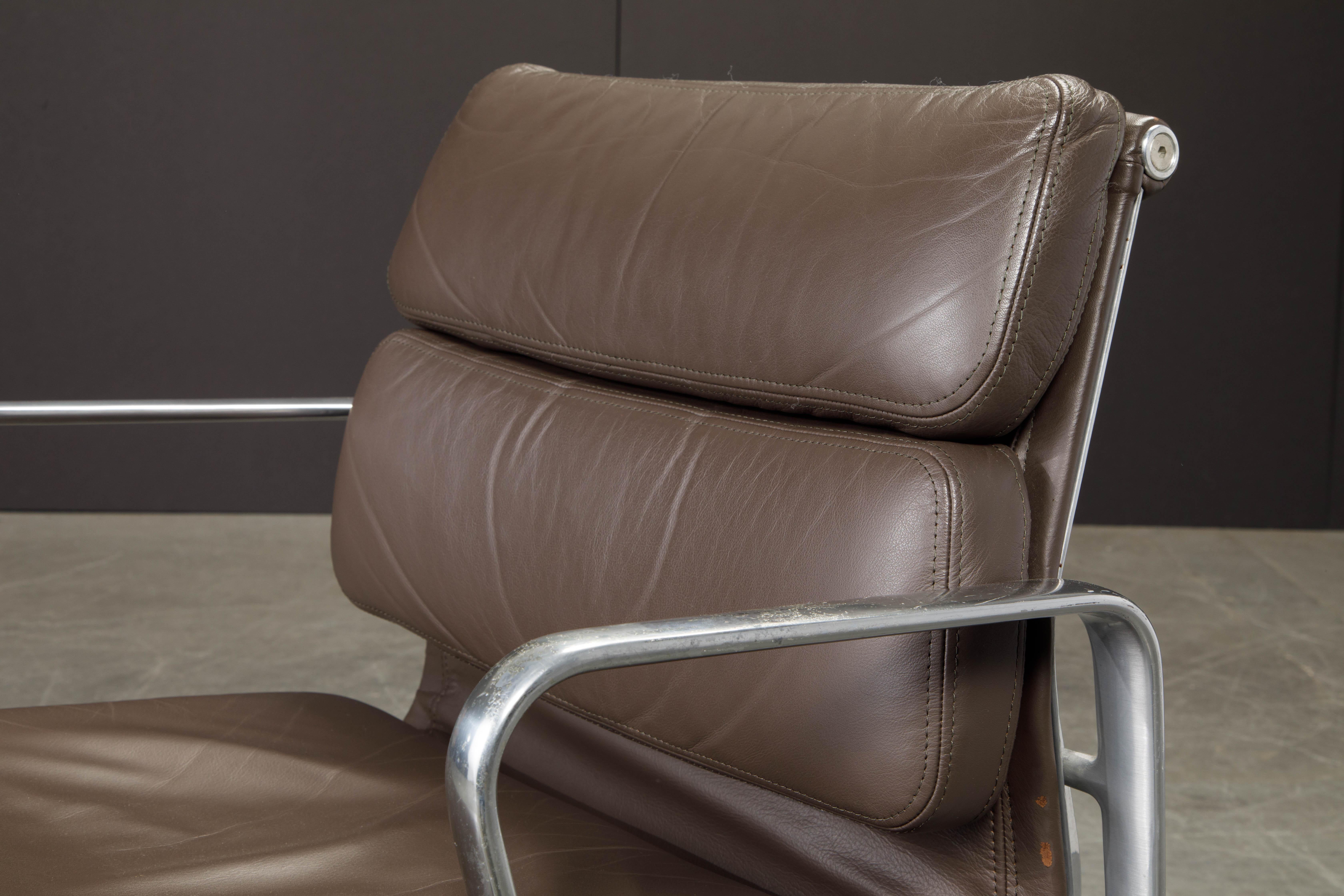 chaise de bureau en cuir brun 'Soft Pad' de Charles Eames pour Herman Miller:: Signé 5