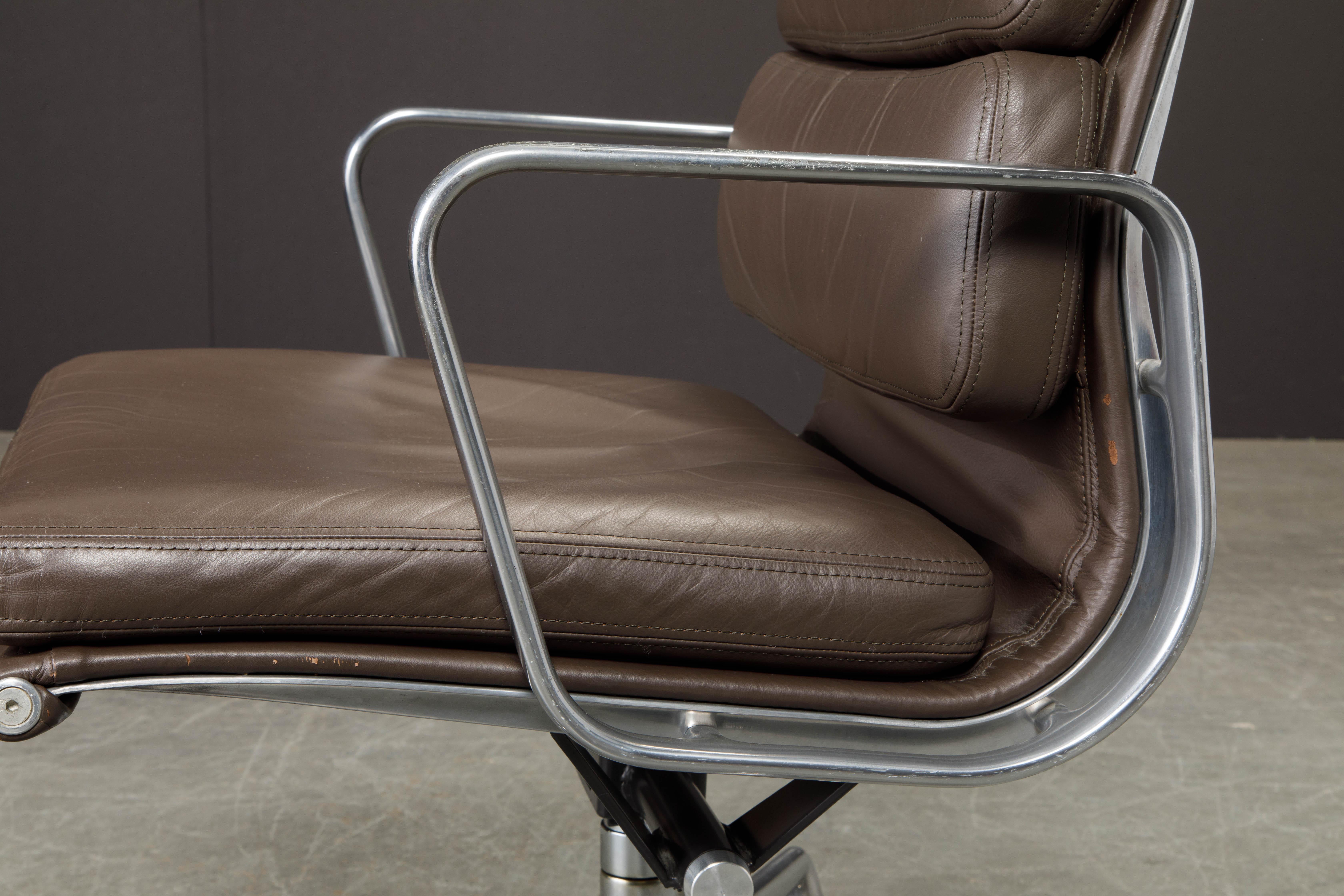 chaise de bureau en cuir brun 'Soft Pad' de Charles Eames pour Herman Miller:: Signé 6