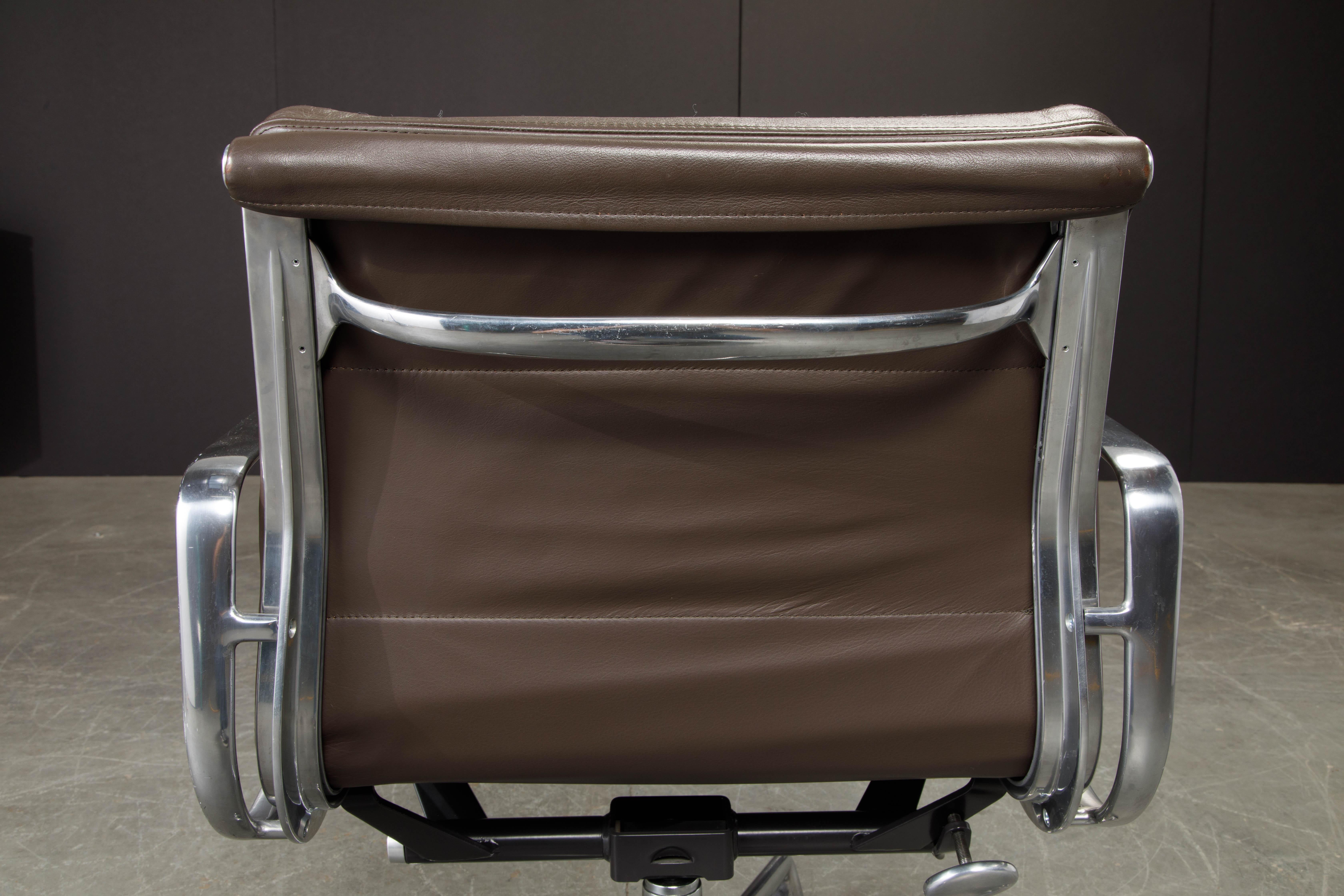 chaise de bureau en cuir brun 'Soft Pad' de Charles Eames pour Herman Miller:: Signé 7