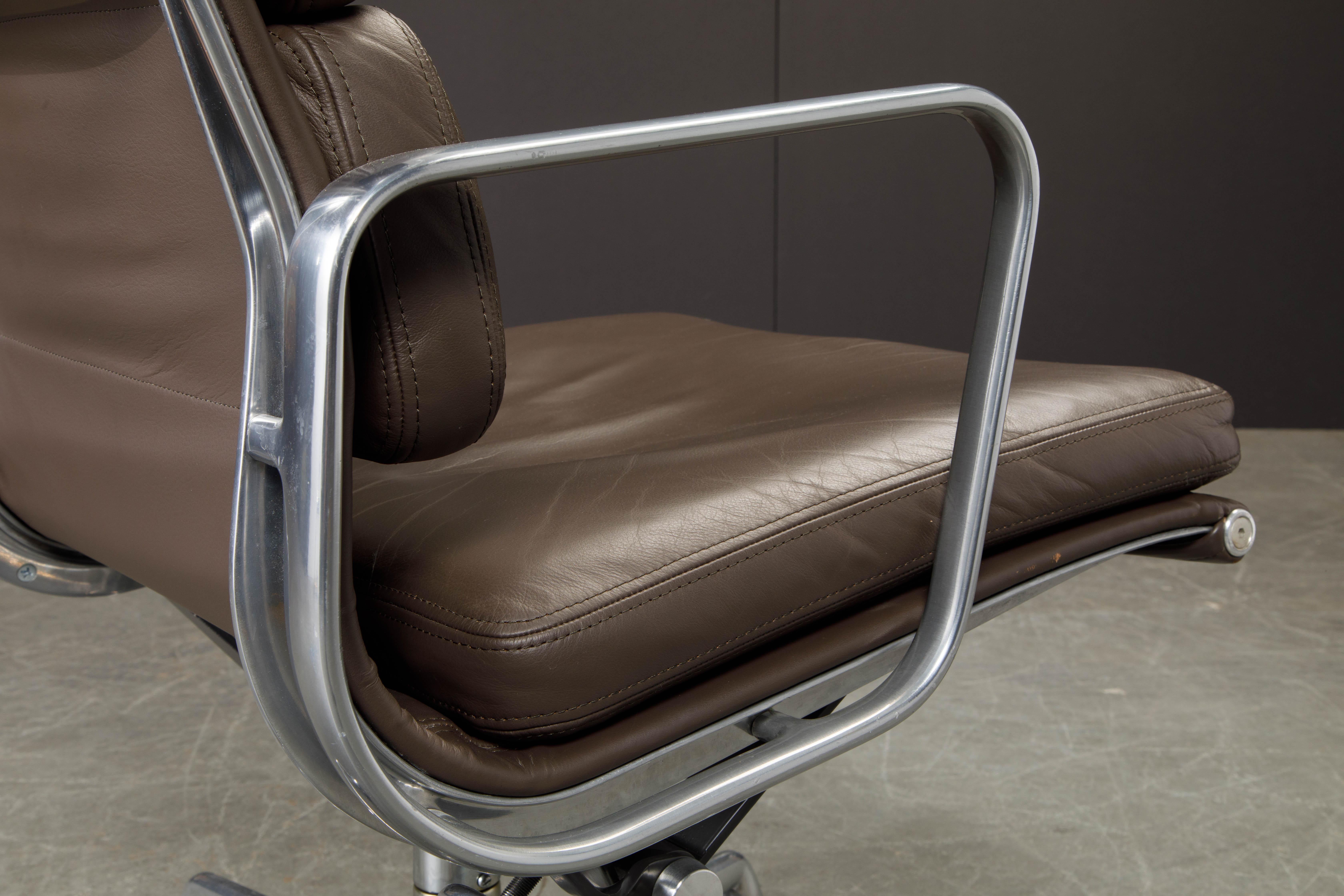 chaise de bureau en cuir brun 'Soft Pad' de Charles Eames pour Herman Miller:: Signé 9