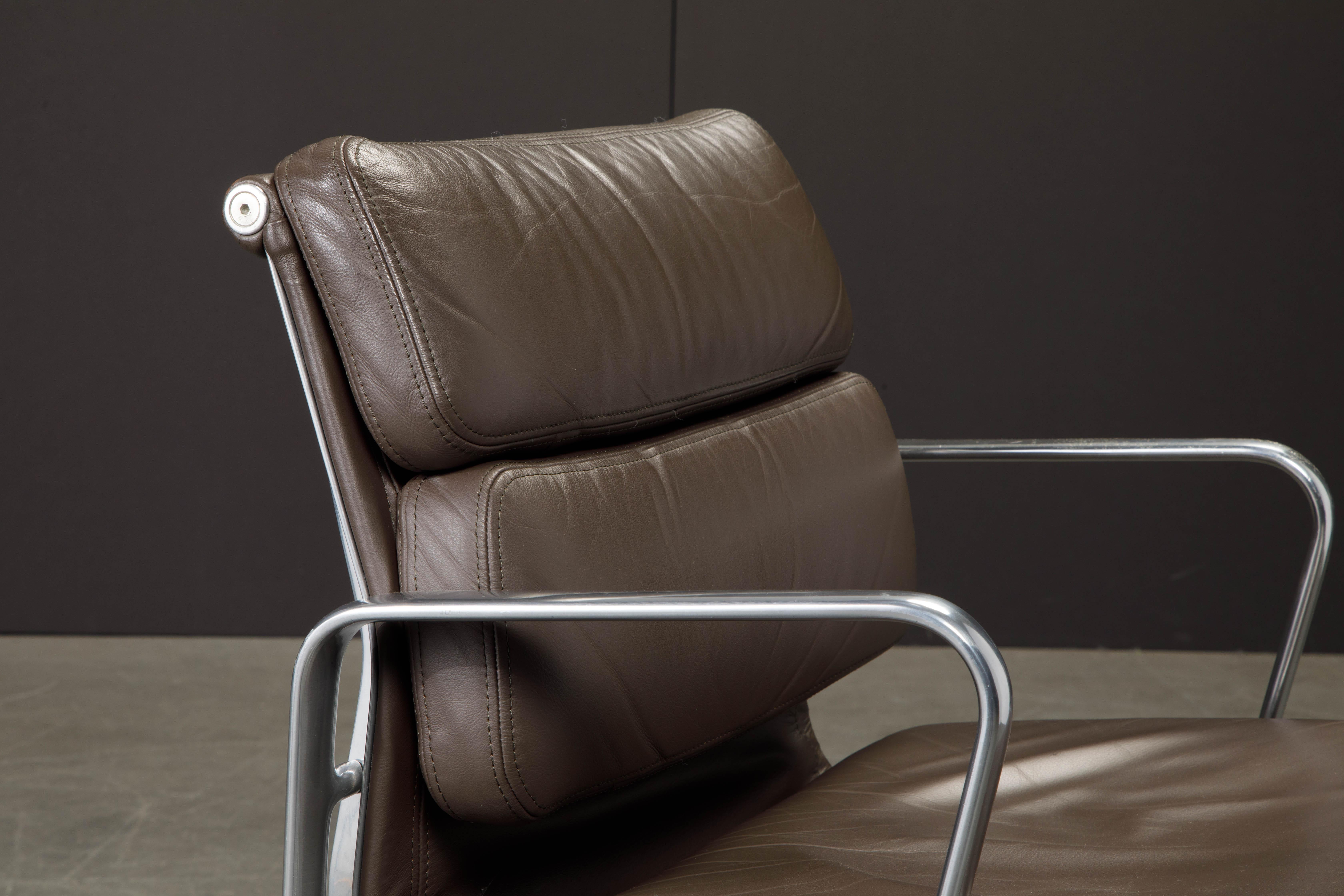 chaise de bureau en cuir brun 'Soft Pad' de Charles Eames pour Herman Miller:: Signé 10