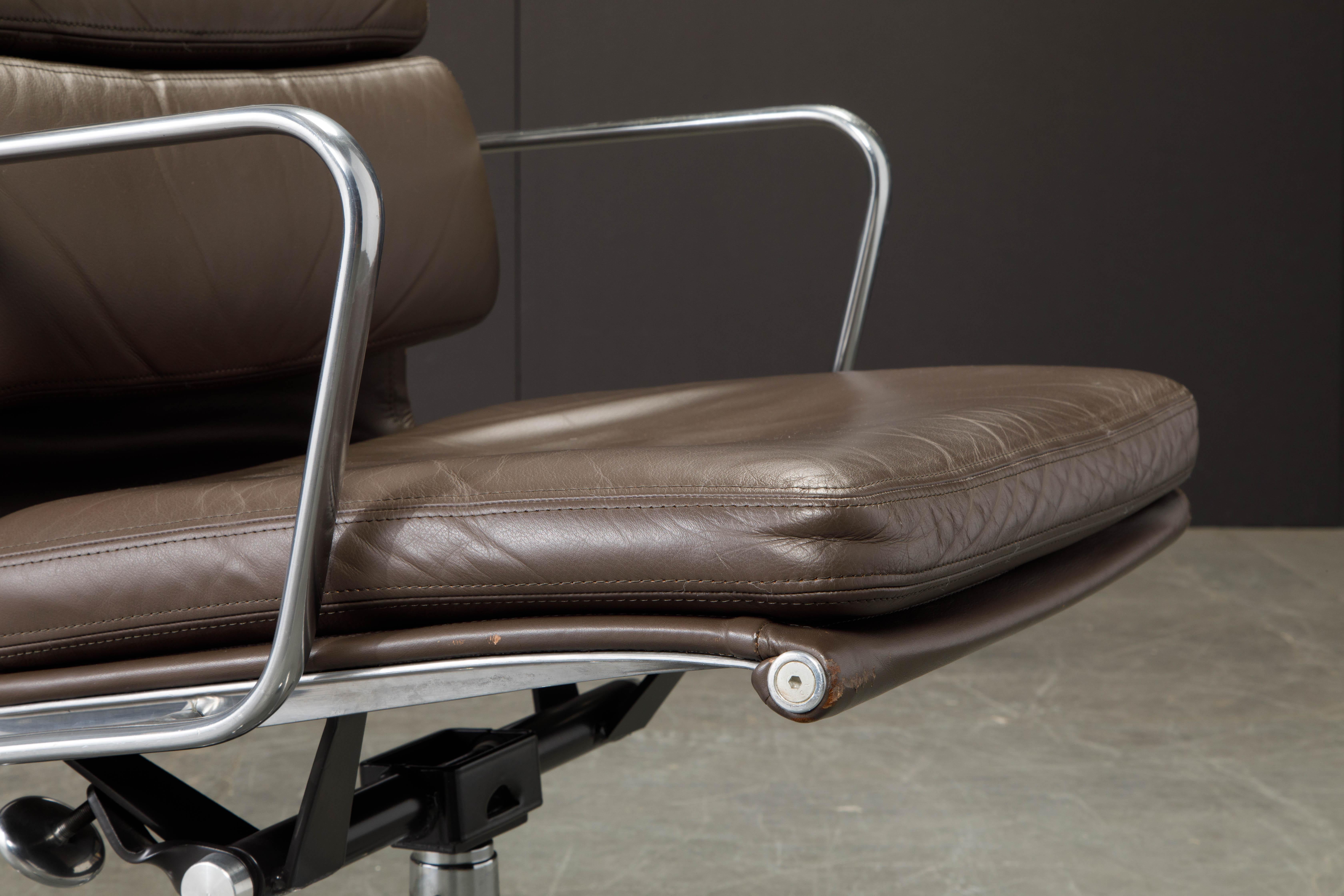 chaise de bureau en cuir brun 'Soft Pad' de Charles Eames pour Herman Miller:: Signé 11