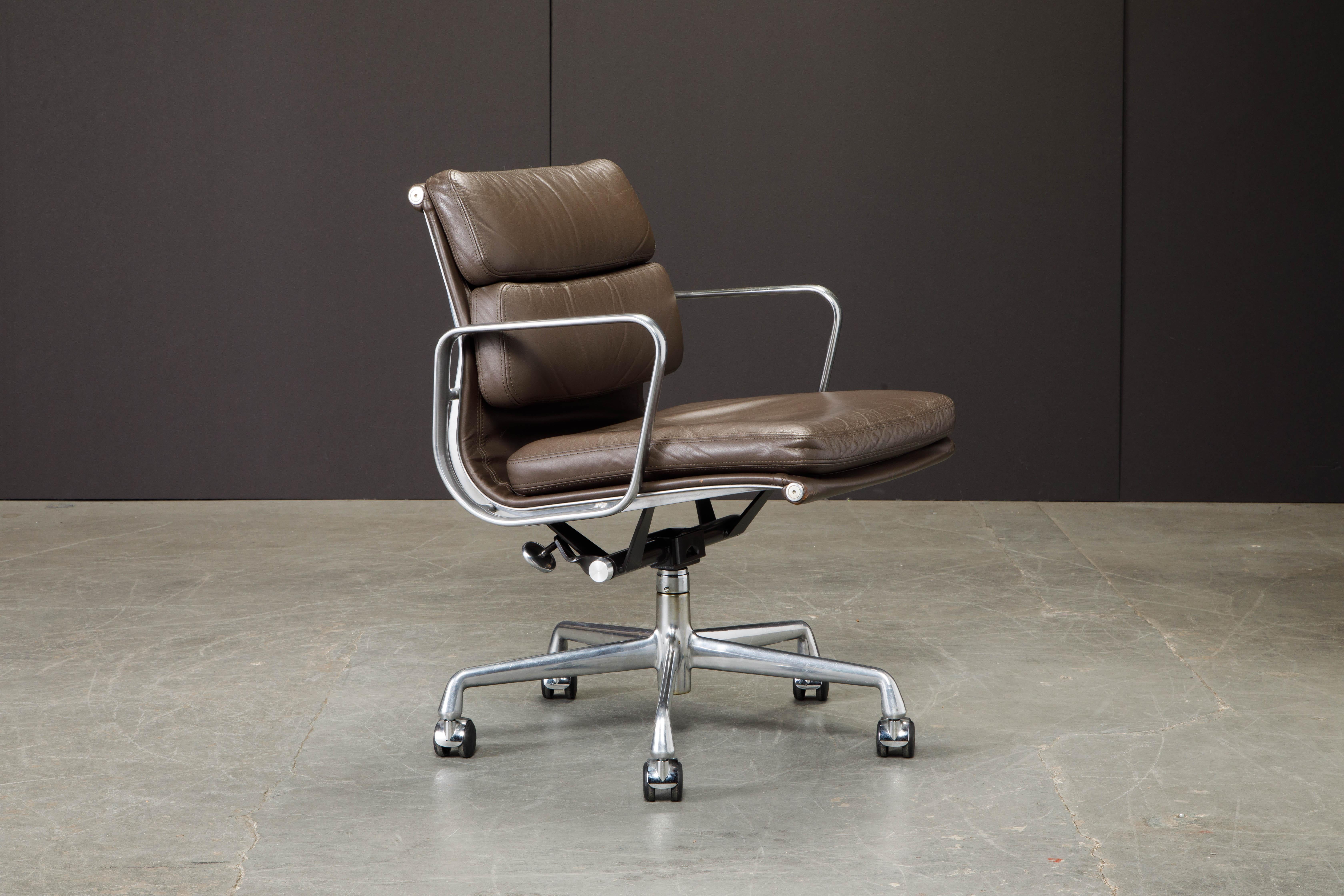 Mid-Century Modern chaise de bureau en cuir brun 'Soft Pad' de Charles Eames pour Herman Miller:: Signé