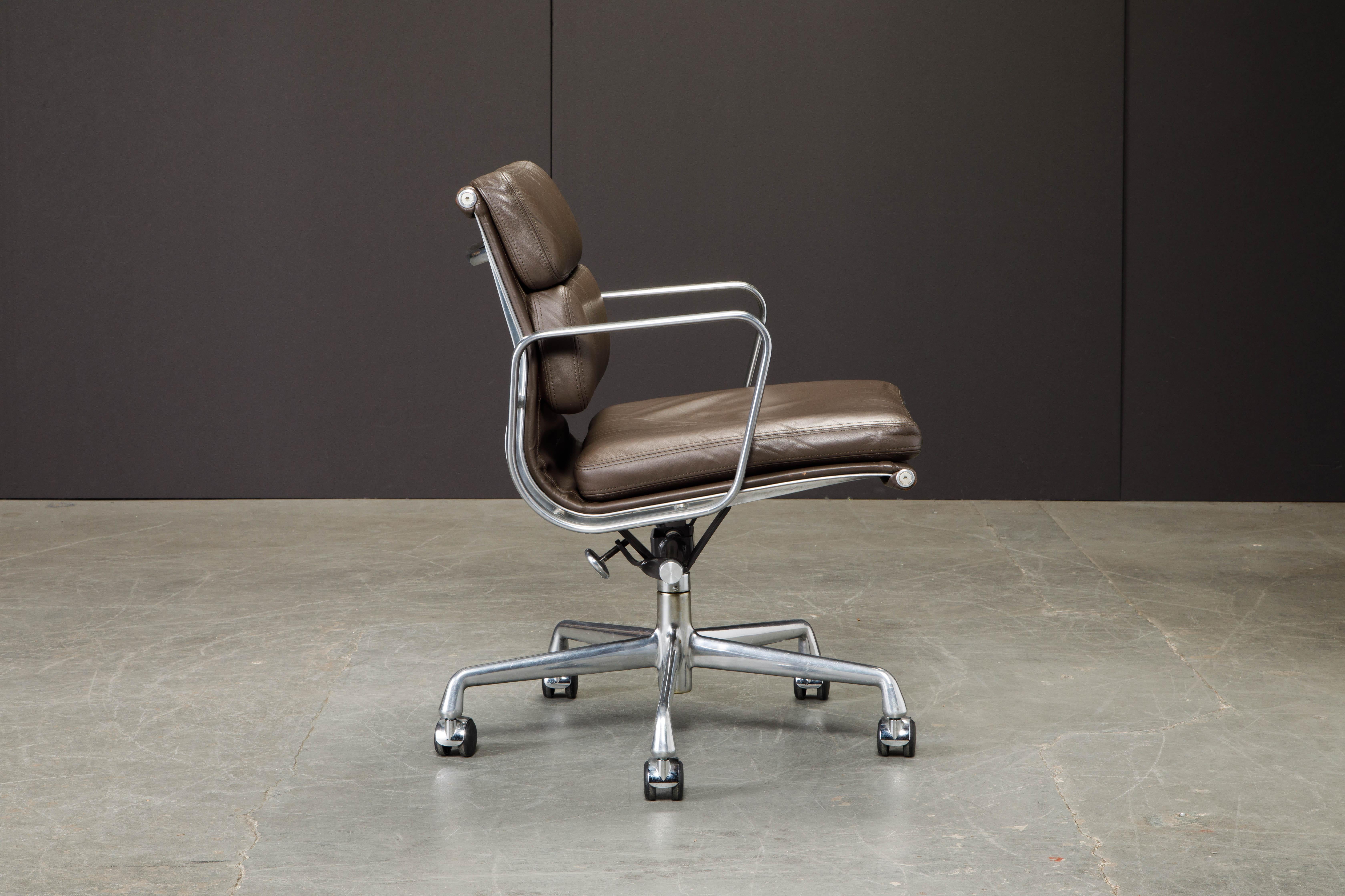 Américain chaise de bureau en cuir brun 'Soft Pad' de Charles Eames pour Herman Miller:: Signé