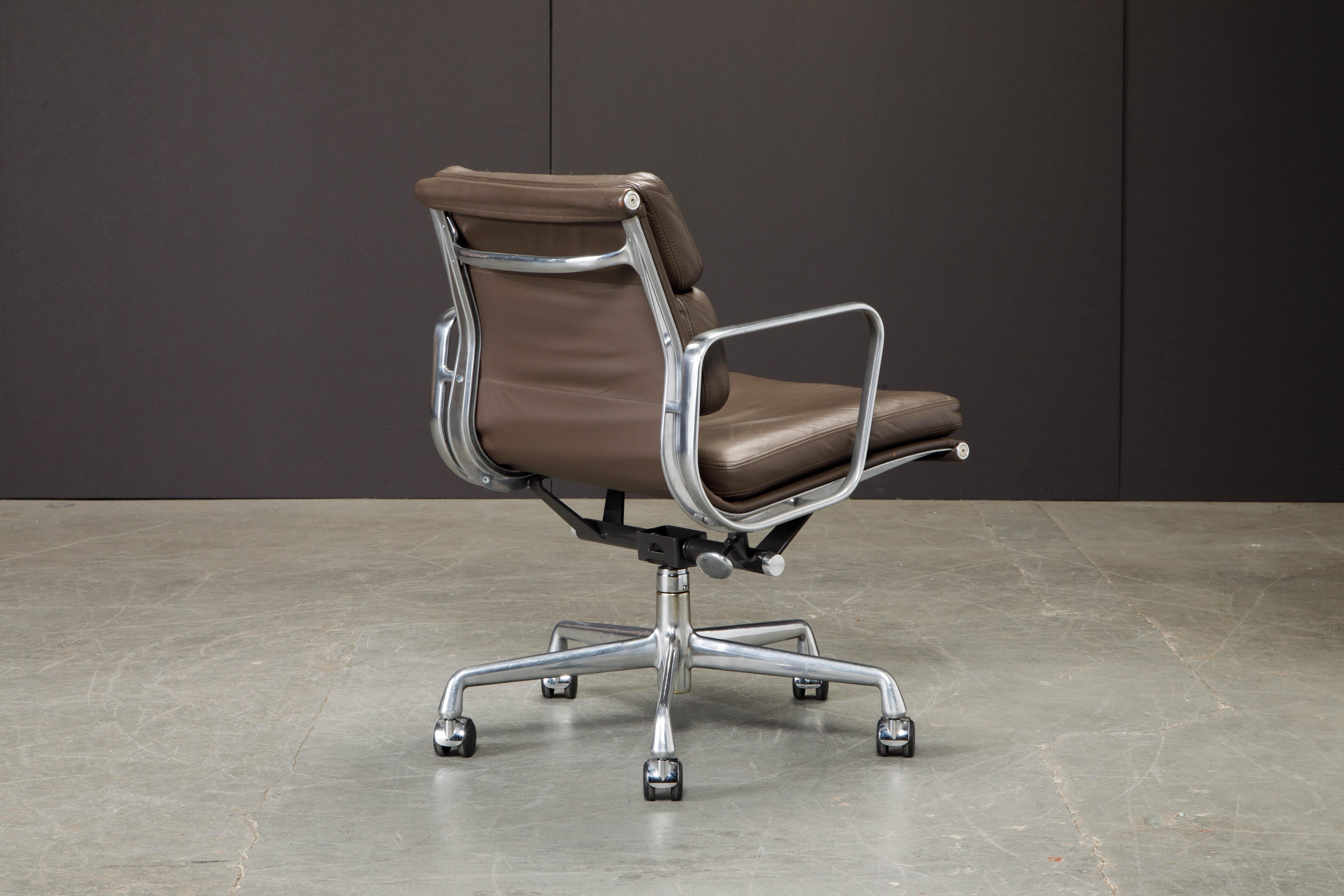 Poli chaise de bureau en cuir brun 'Soft Pad' de Charles Eames pour Herman Miller:: Signé
