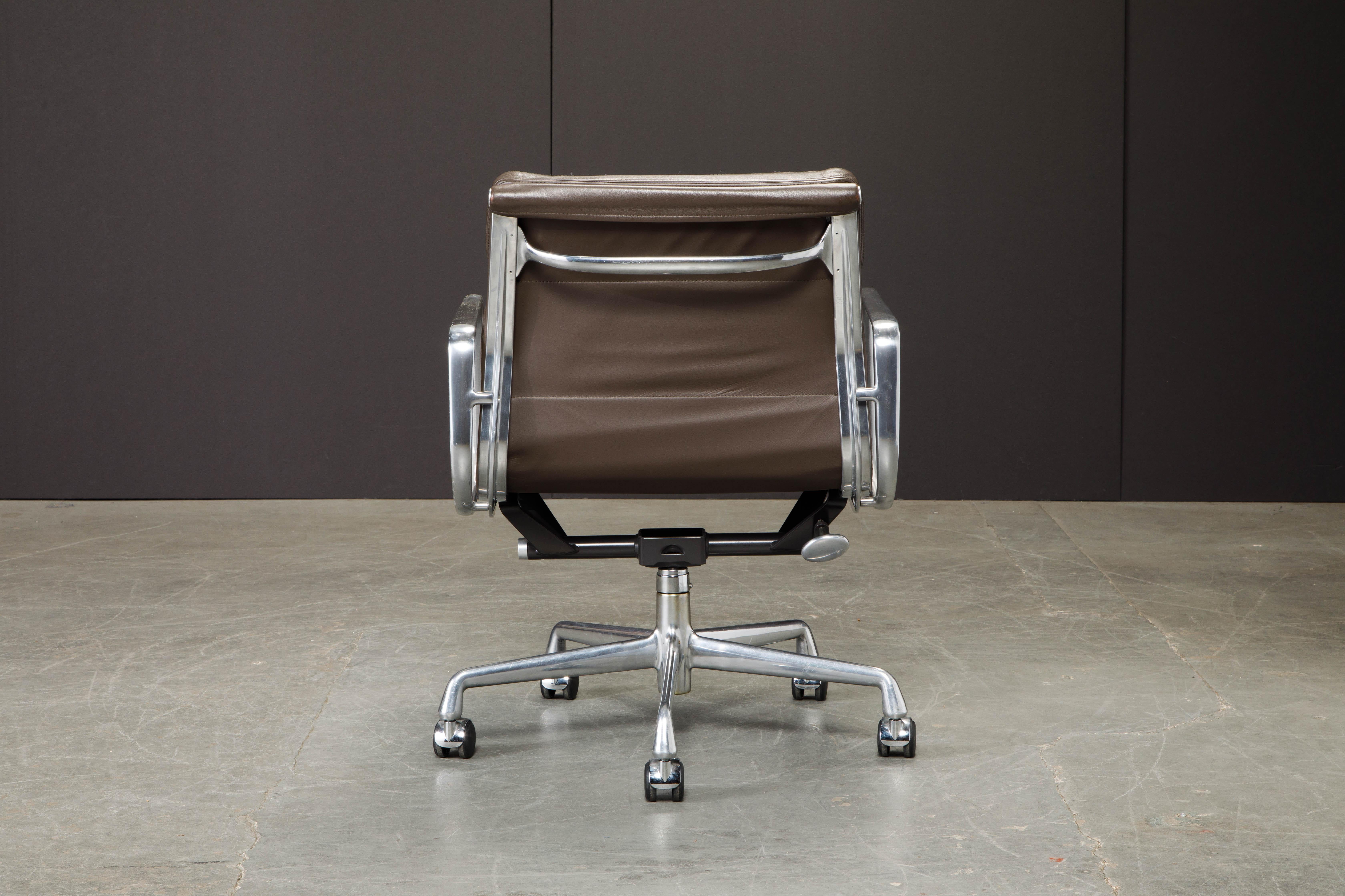 chaise de bureau en cuir brun 'Soft Pad' de Charles Eames pour Herman Miller:: Signé Bon état à Los Angeles, CA