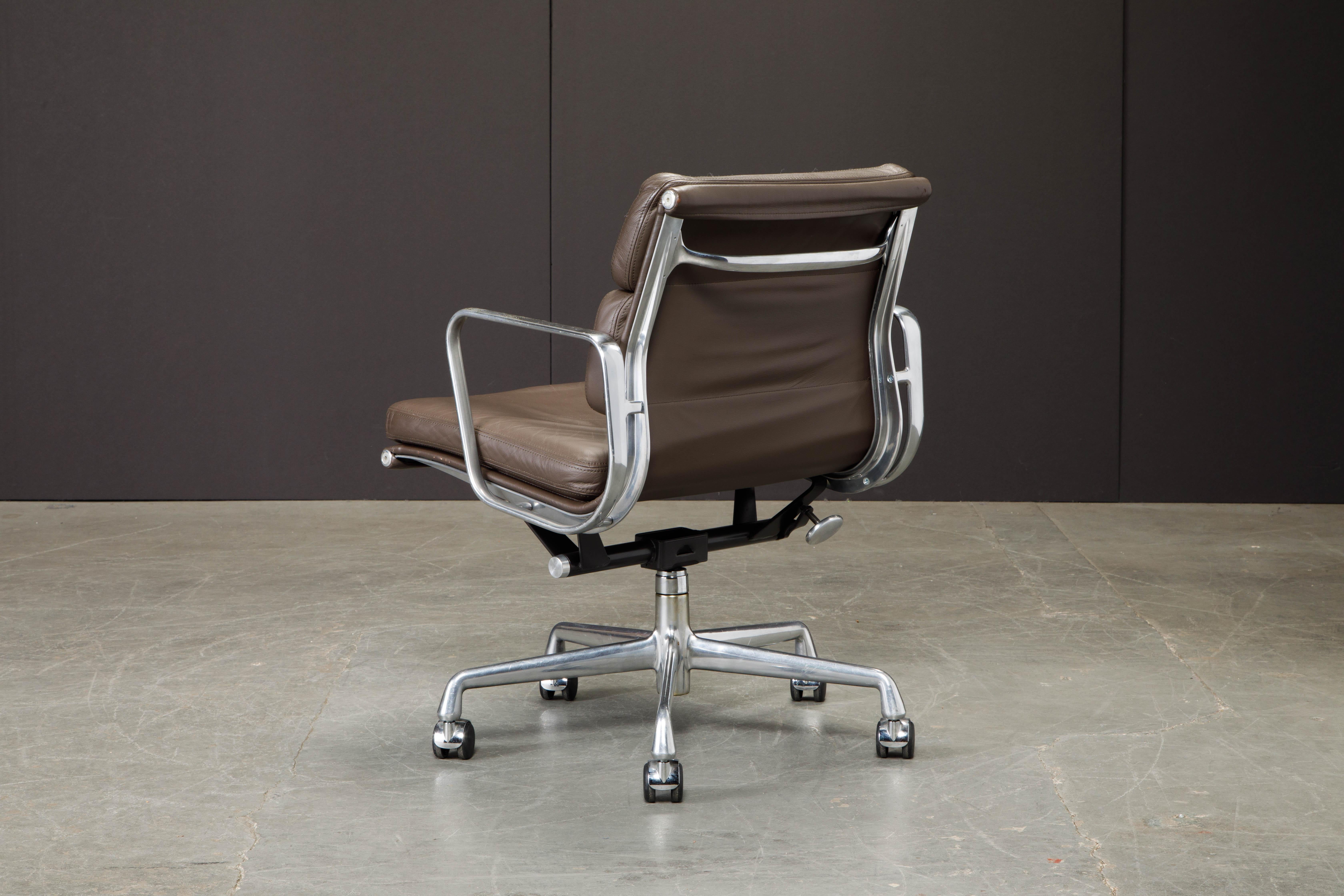 XXIe siècle et contemporain chaise de bureau en cuir brun 'Soft Pad' de Charles Eames pour Herman Miller:: Signé