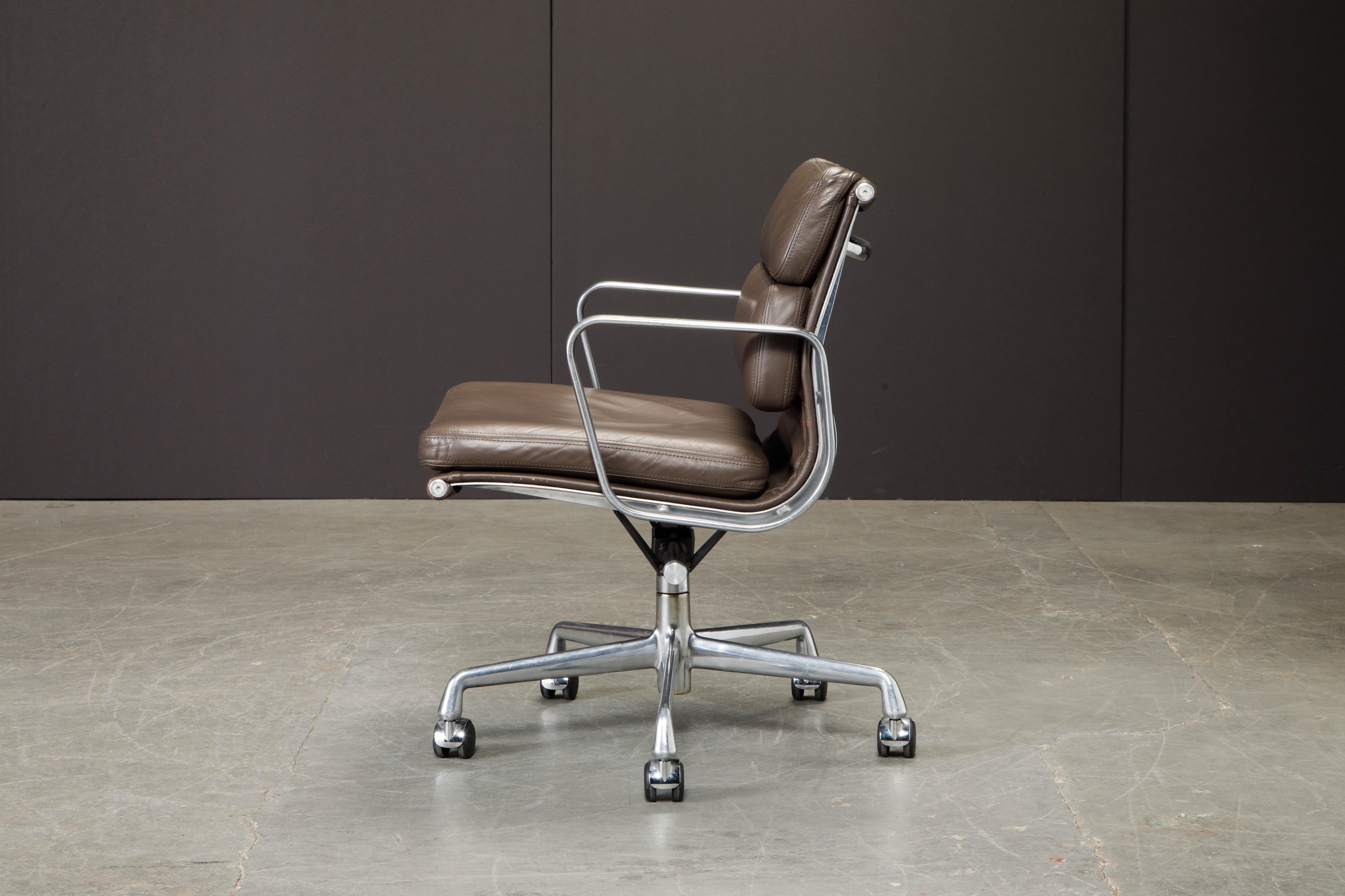 Aluminium chaise de bureau en cuir brun 'Soft Pad' de Charles Eames pour Herman Miller:: Signé