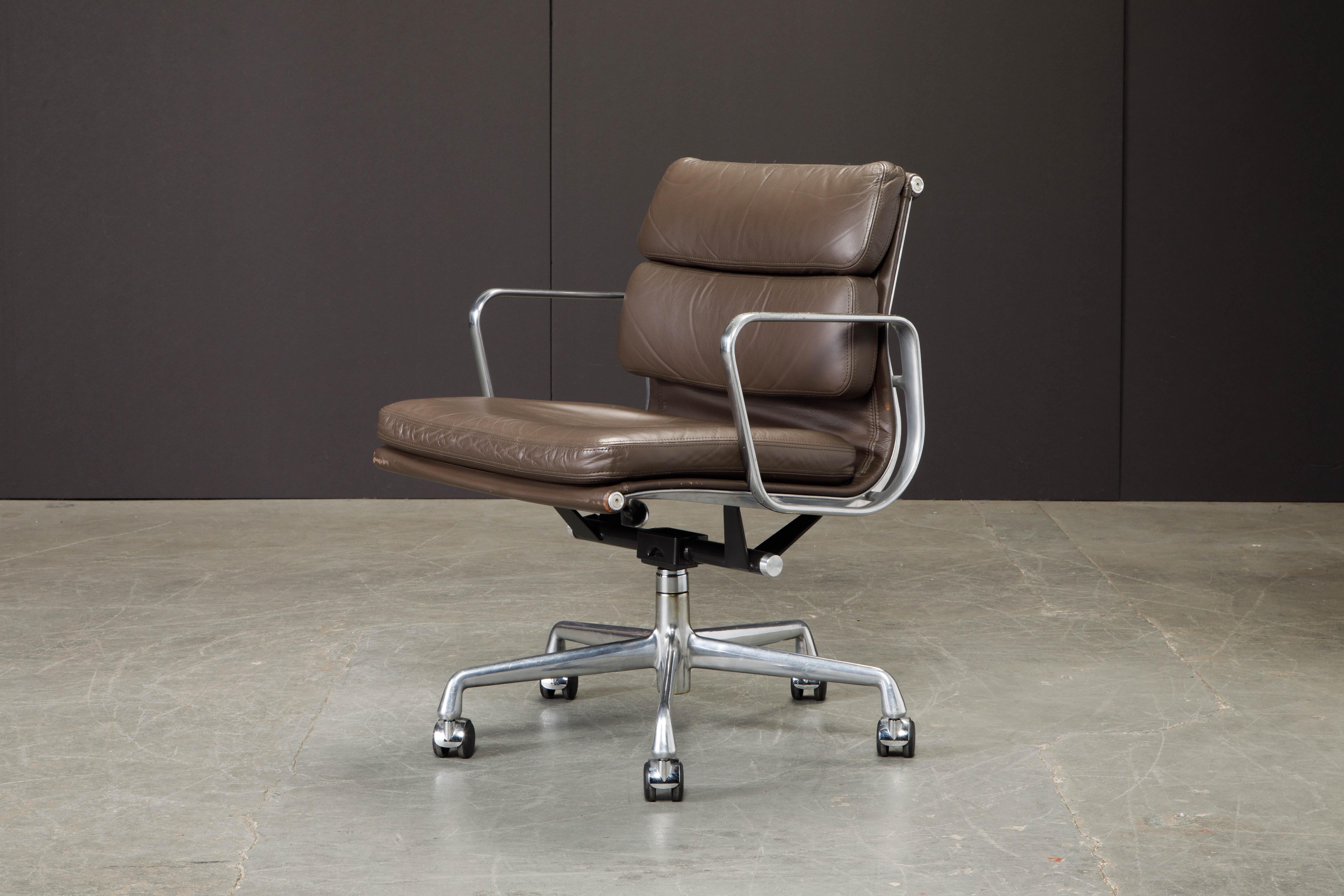 chaise de bureau en cuir brun 'Soft Pad' de Charles Eames pour Herman Miller:: Signé 1
