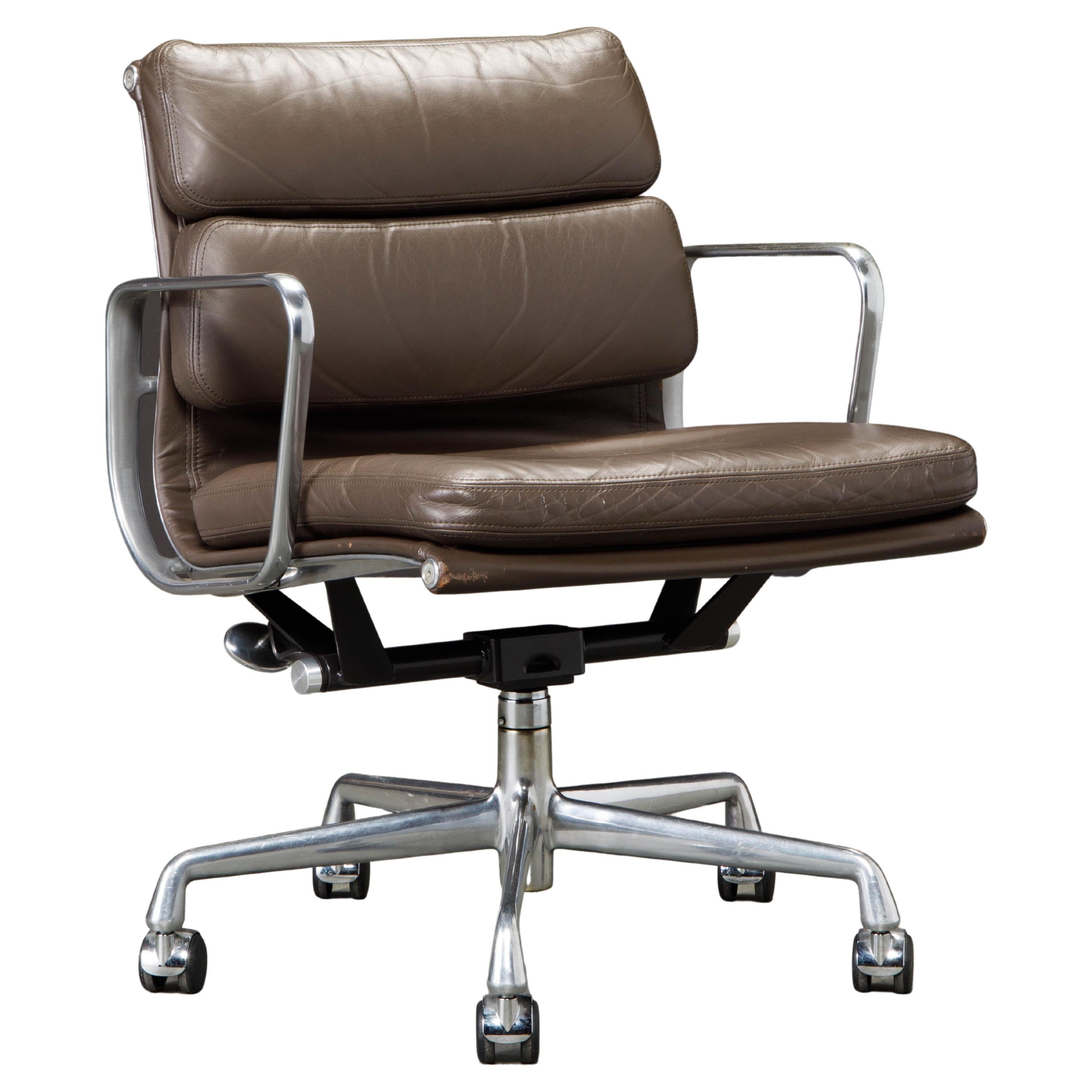 chaise de bureau en cuir brun 'Soft Pad' de Charles Eames pour Herman Miller:: Signé
