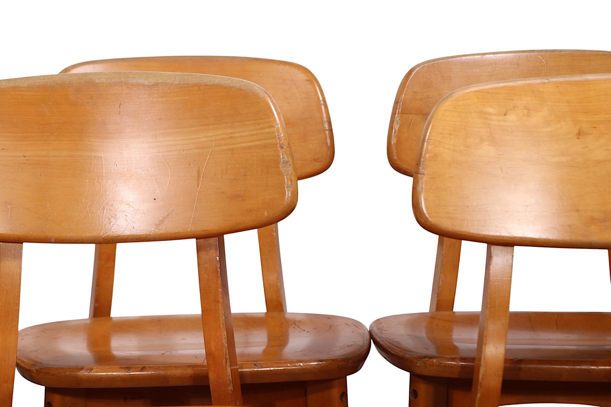 Set of Six Solid Blonde  Wood Mid Century Dining Chairs in the style of Thonet In Good Condition For Sale In New York, NY