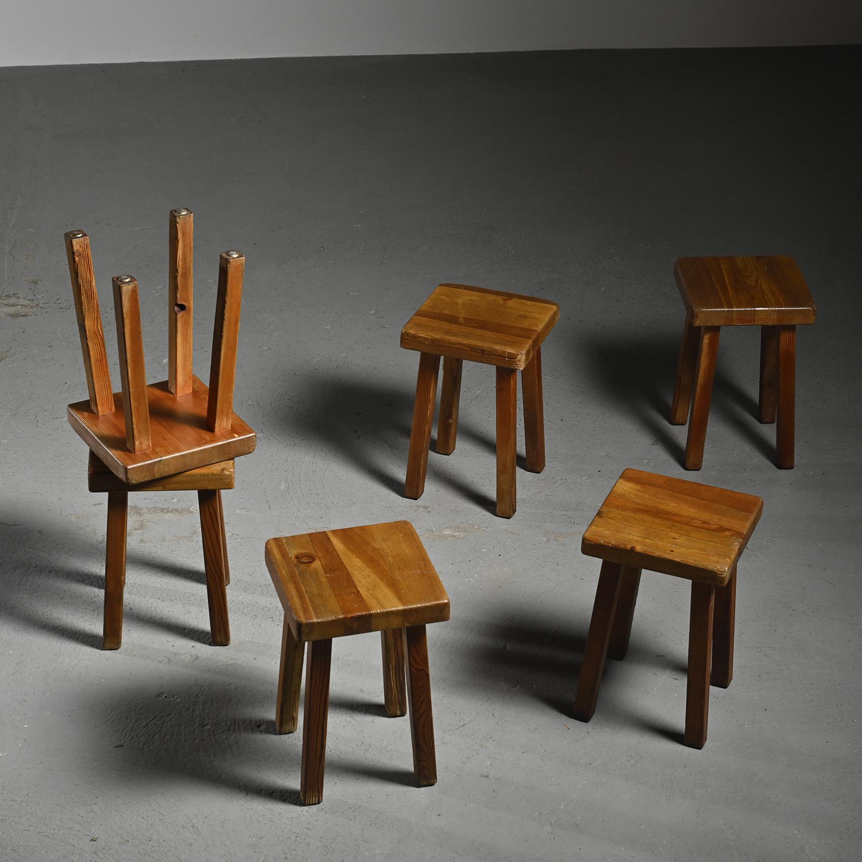  Set of six square-seat stools in solid larch, designed by Charlotte Perriand for the Les Arcs ski resort around 1985.

Created for the Aiguille Grive Residence, this model reflects the simple and functional furniture developed by Perriand for