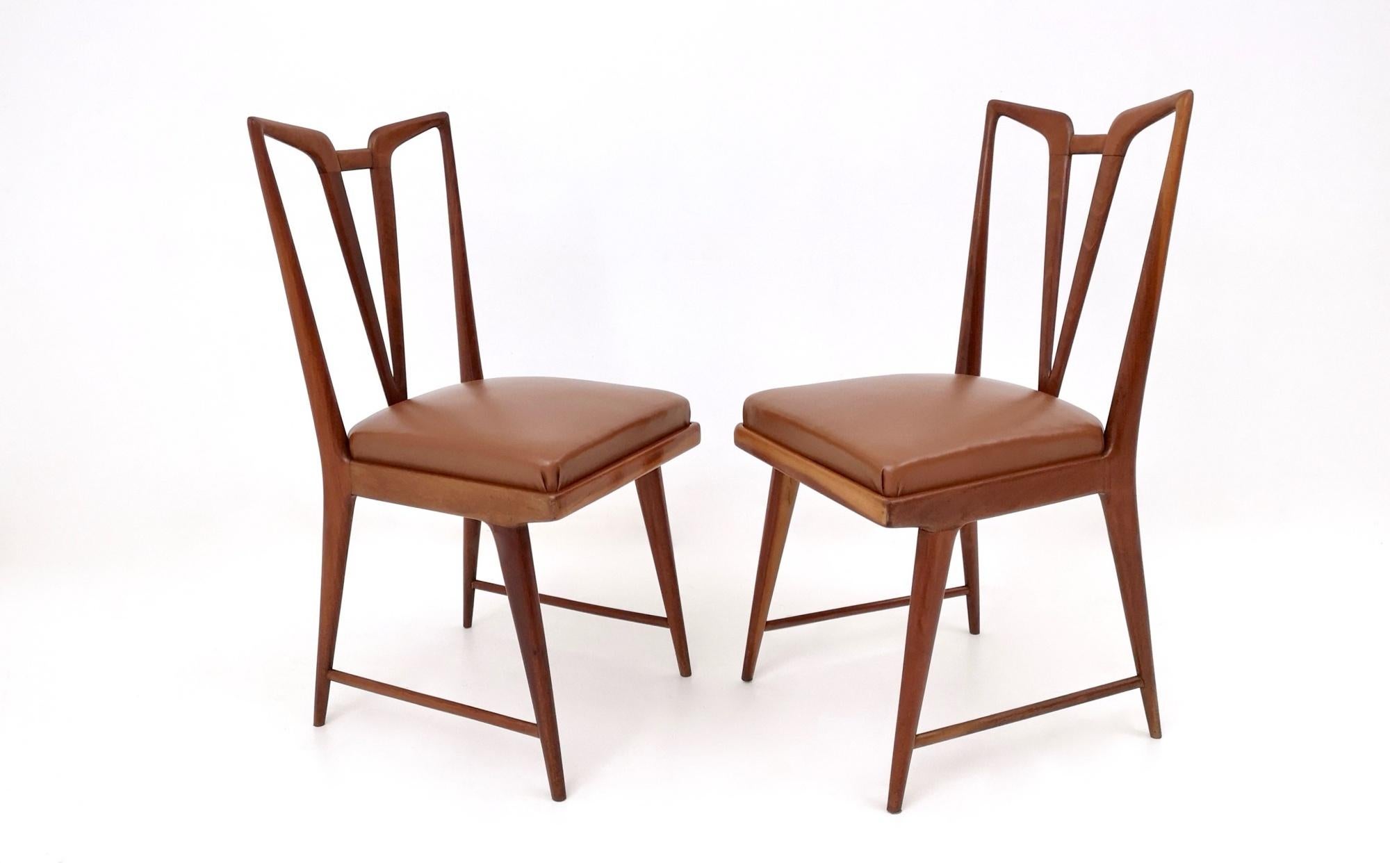 These chairs feature a solid wood frame and are upholstered in their original skai, which has no rips nor stains.
The padding is original and in very good condition.
They may show slight traces of use since they're vintage, but they can be