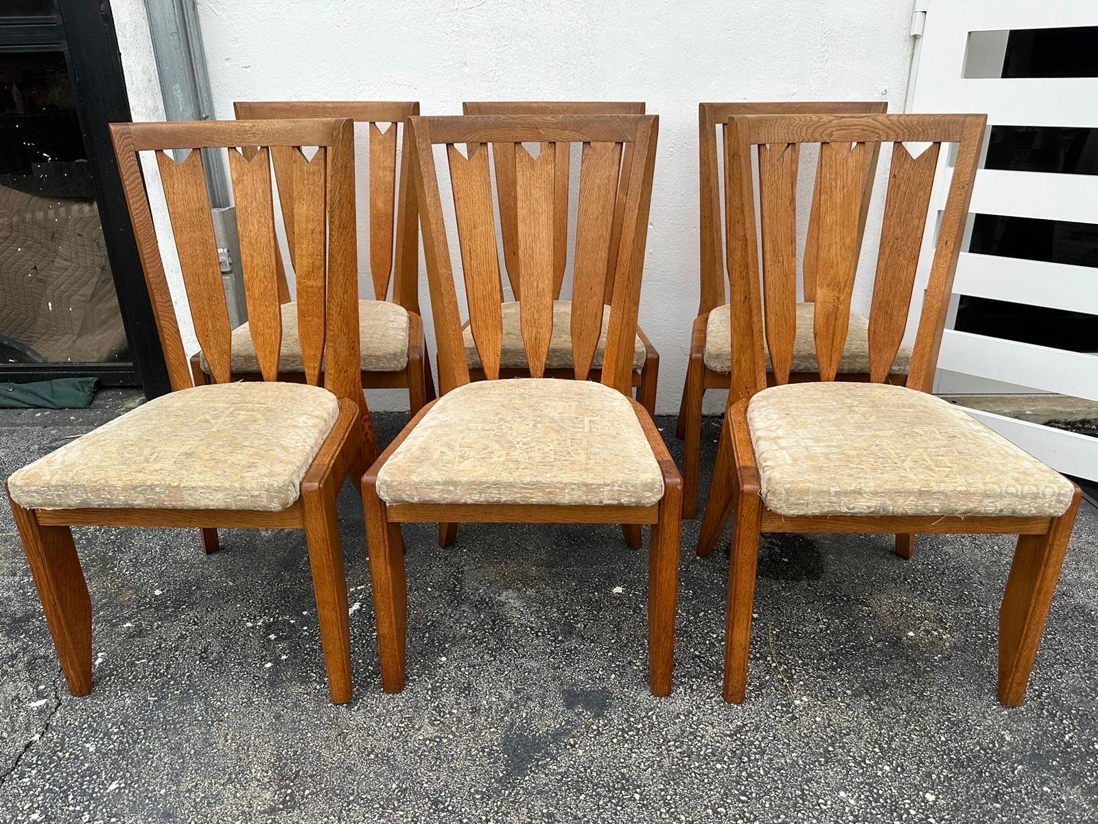 Ensemble de six chaises de salle à manger en chêne massif de Guillerme et Chambron, France, années 1960 Bon état - En vente à East Hampton, NY