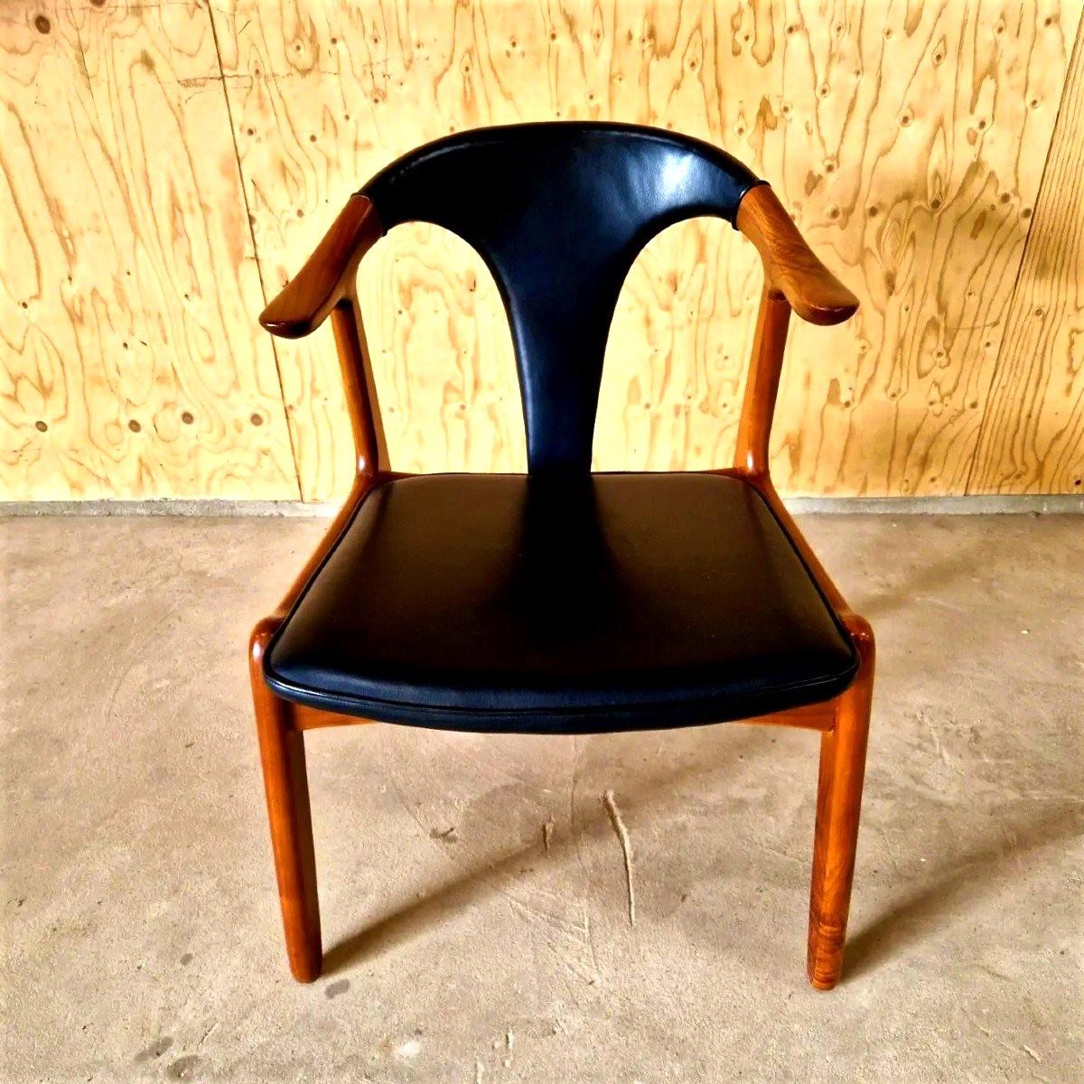 Mid-Century Modern Set of Six Solid Teak and Leather Dining Chairs