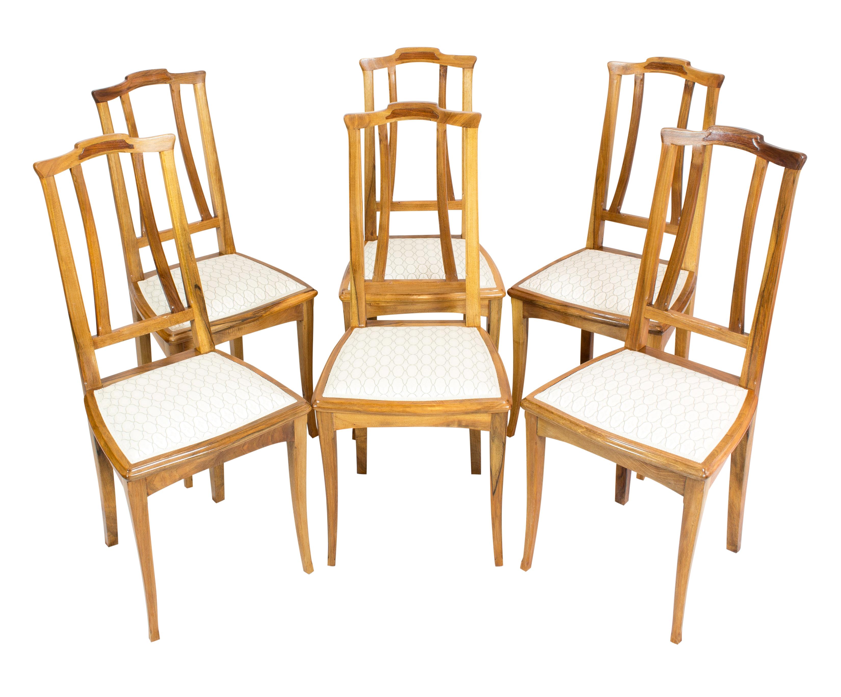 Satz von sechs Stühlen, Jugendstil um 1900, Nussbaum massiv. Die Stühle wurden neu gepolstert und mit neuem Stoff bezogen.
In sehr gutem restauriertem Zustand.
Sitzhöhe: 46 cm.