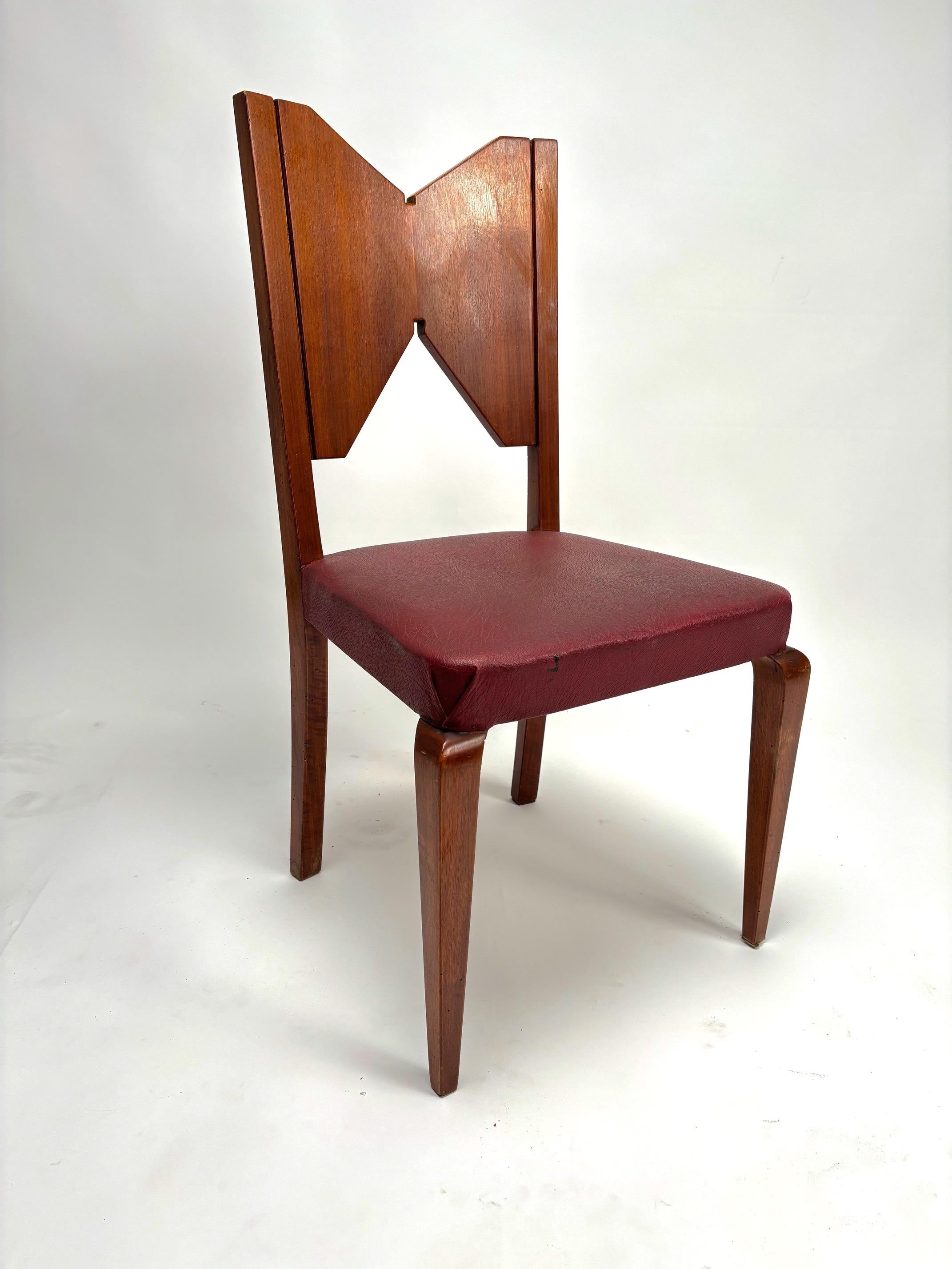 Satz von sechs außergewöhnlichen Massivholzstühlen, die dem berühmten italienischen Architekten und Designer Gino Levi Montalcini zugeschrieben werden. Es handelt sich um seltene, sehr elegante Werke von großer geometrischer Strenge, die Ihre