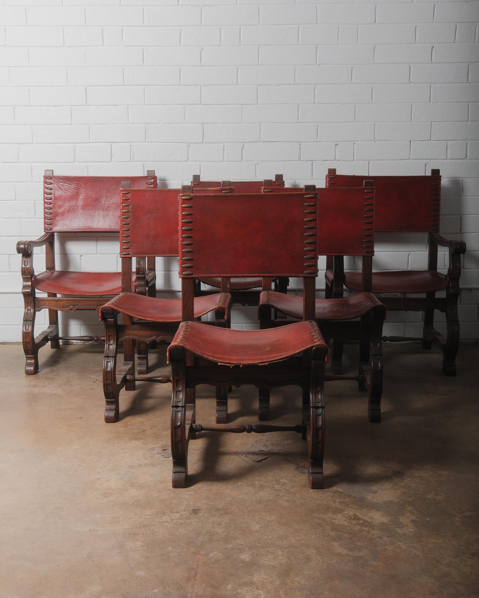 Questo set di sei sedie Coloni Revival spagnole presenta una combinazione distintiva di artigianato robusto e dettagli eleganti. Le cornici in legno massiccio di quercia sono splendidamente intagliate con gambe a voluta e barelle tornite, mettendo