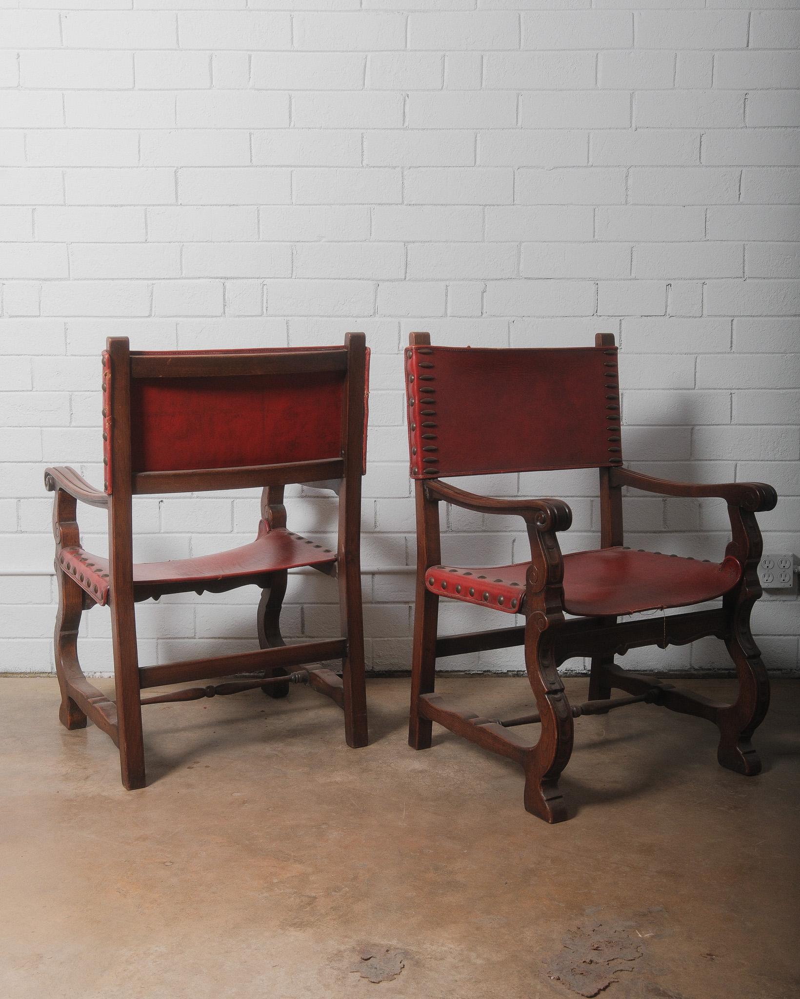 Coloniale spagnolo Set di sei sedie in pelle e quercia in stile revival coloniale spagnolo, inizio XX secolo in vendita