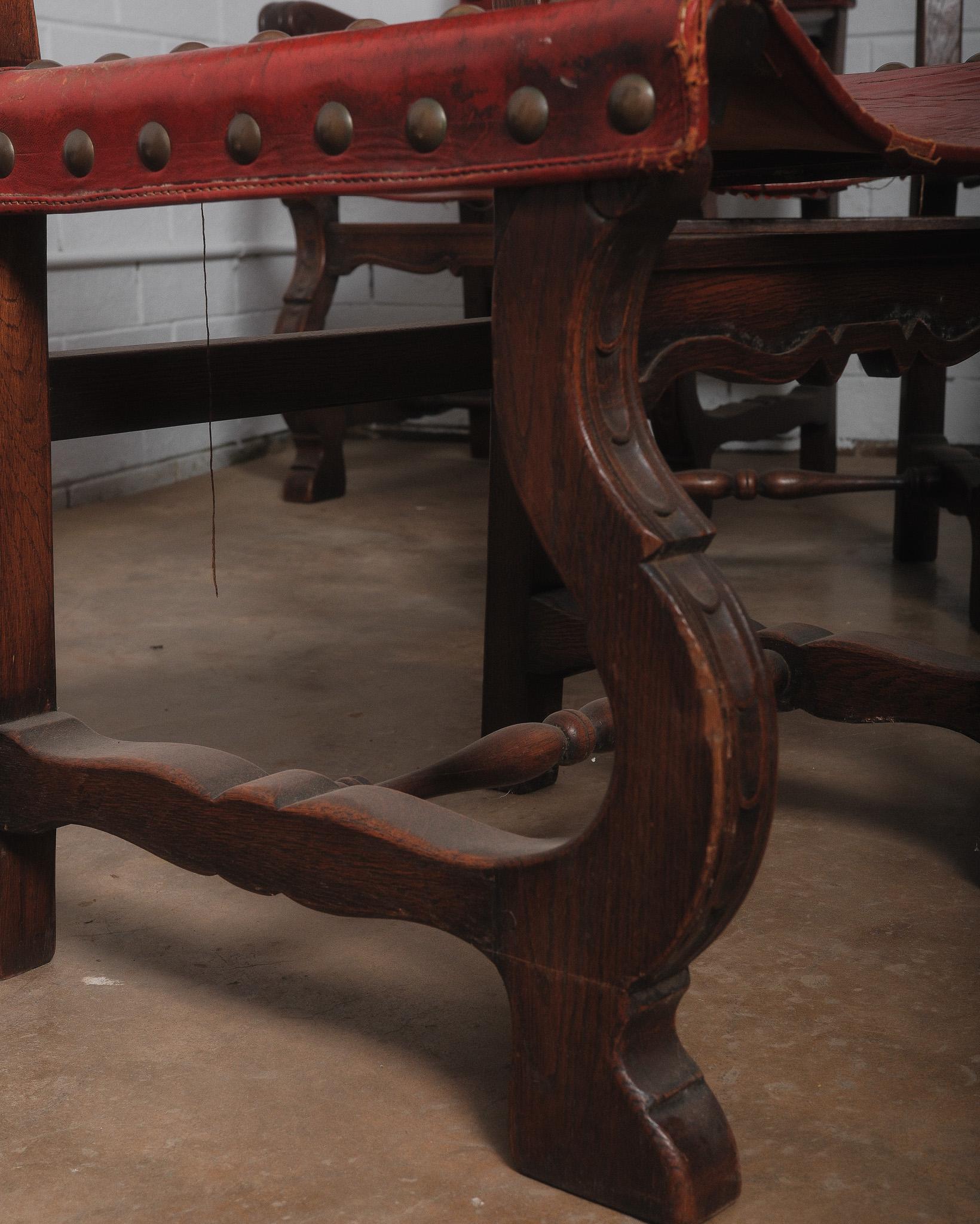 Pelle Set di sei sedie in pelle e quercia in stile revival coloniale spagnolo, inizio XX secolo in vendita