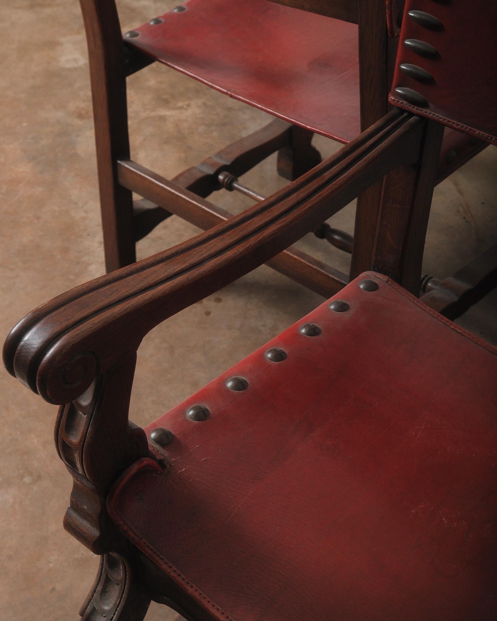 Set di sei sedie in pelle e quercia in stile revival coloniale spagnolo, inizio XX secolo in vendita 1
