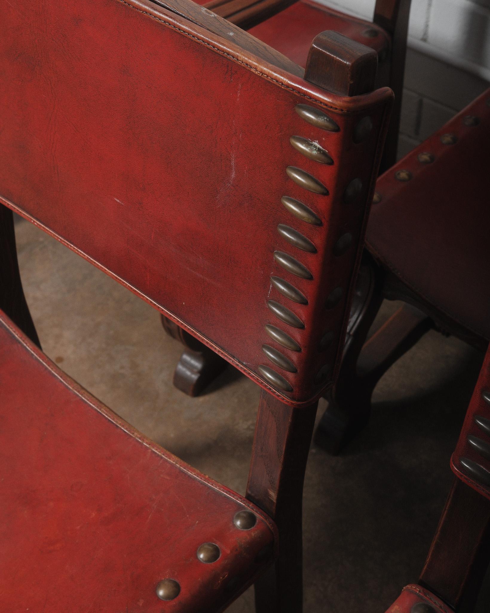 Set di sei sedie in pelle e quercia in stile revival coloniale spagnolo, inizio XX secolo in vendita 2