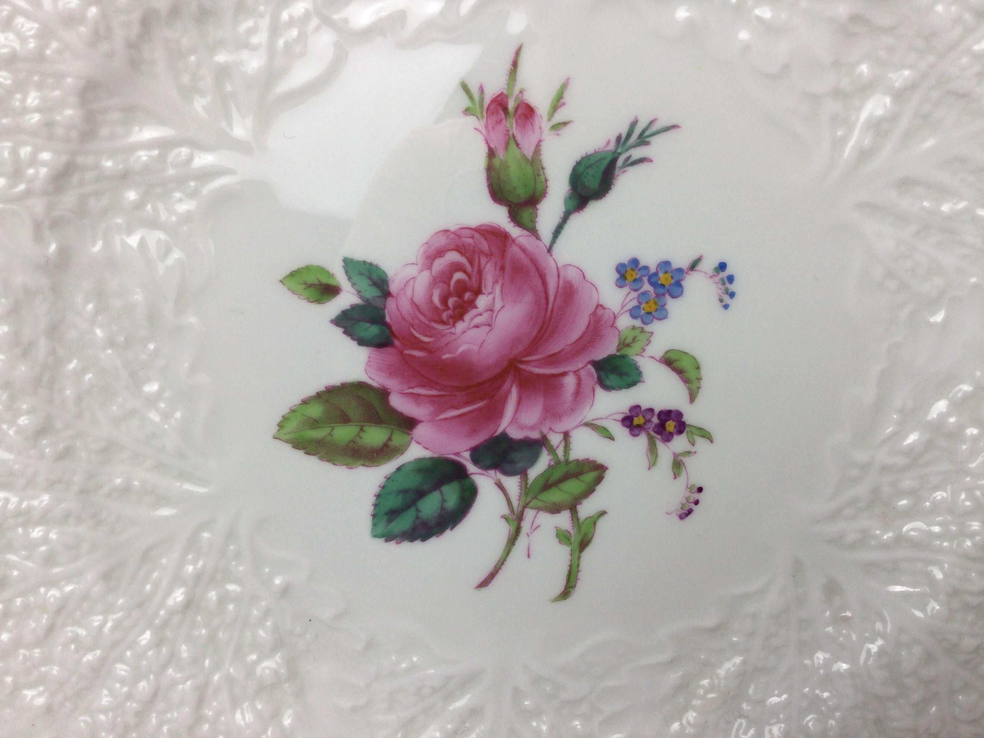 Set of Six Spode Bridal Rose Dinner Plates In Excellent Condition In Lambertville, NJ