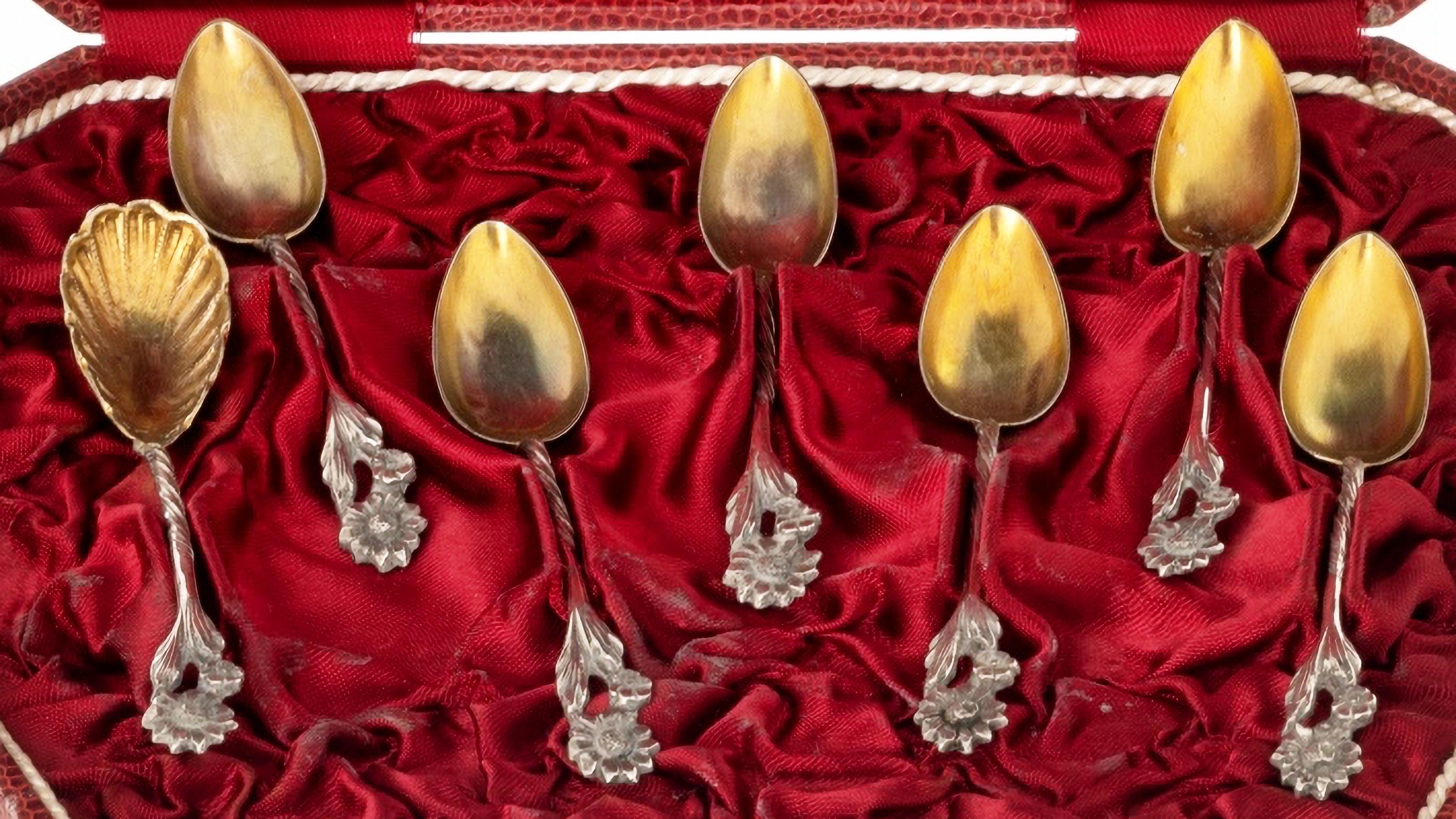 SET OF SIX SPOONS AND LADLE IN PORTUGUESE SILVER

19th Century
with relief and openwork decoration with 'Boar II' hallmarks of 833 milesimas, dated 1887-1937.
In original case.
Signs of use.
Approx. weight: 63.7 g Dim. max.: 10 to 12 cm
good