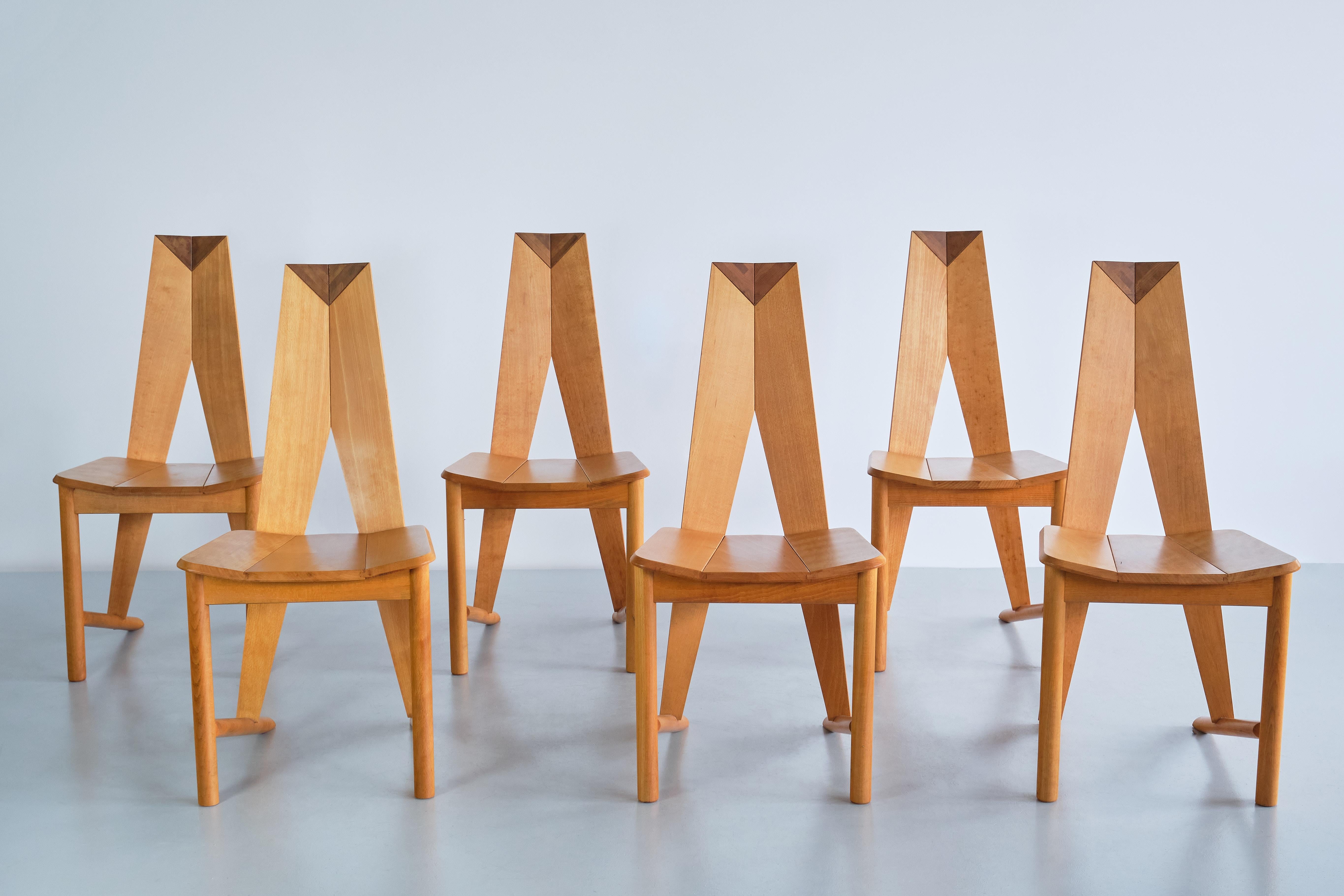 Ce rare ensemble de six chaises de salle à manger a été conçu par les designers danois Søren Nissen et Ebbe Gehl. Les chaises ont été produites par le fabricant français Ebénisterie Seltz pendant une courte période dans les années 1980. 

Ce