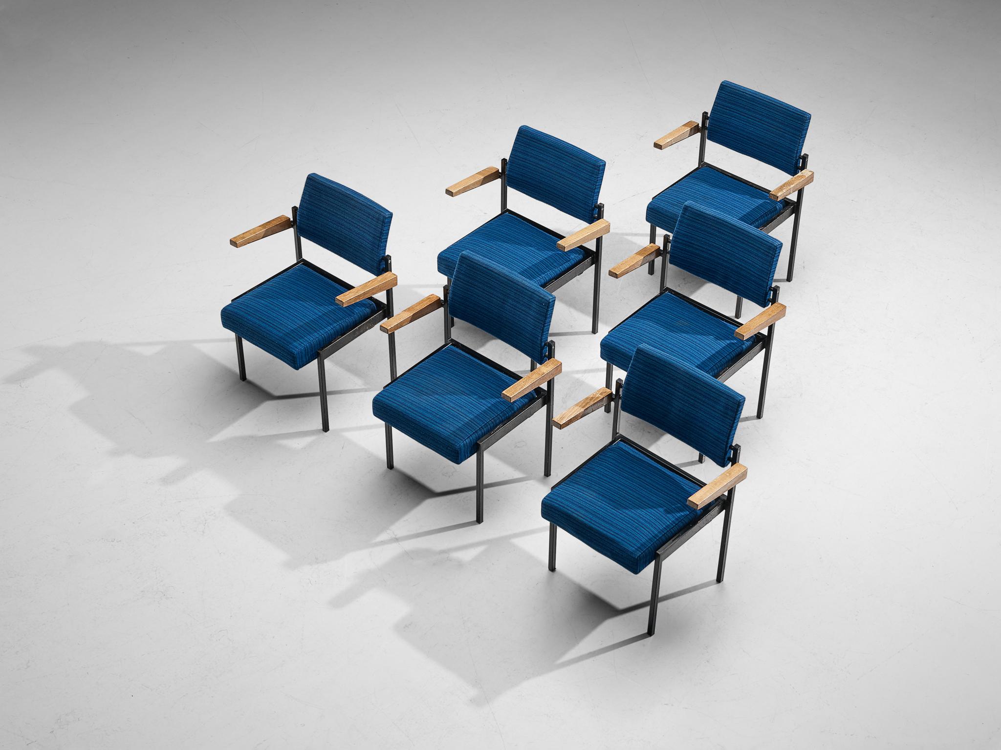Satz von sechs Sesseln, lackiertes Metall, Stoff, Buche, Niederlande, 1960er Jahre.

Dieses Set niederländischer Stühle aus der Mitte des Jahrhunderts ist stapelbar und daher leicht zu verstauen. Ein weiteres funktionelles Merkmal ist die