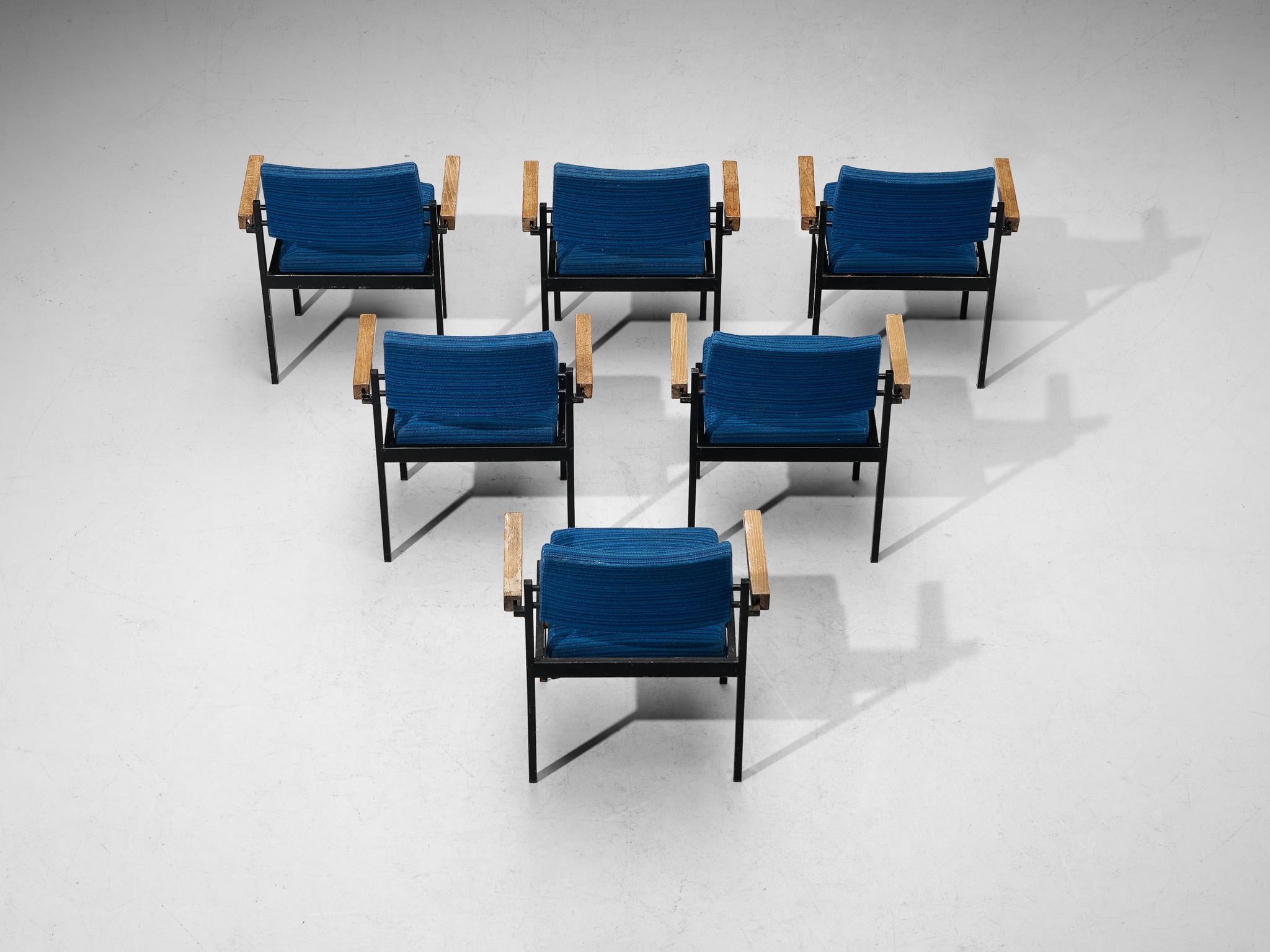 Set aus sechs stapelbaren Sesseln mit blauer Polsterung und schwarzem Metallgestell im Zustand „Gut“ im Angebot in Waalwijk, NL
