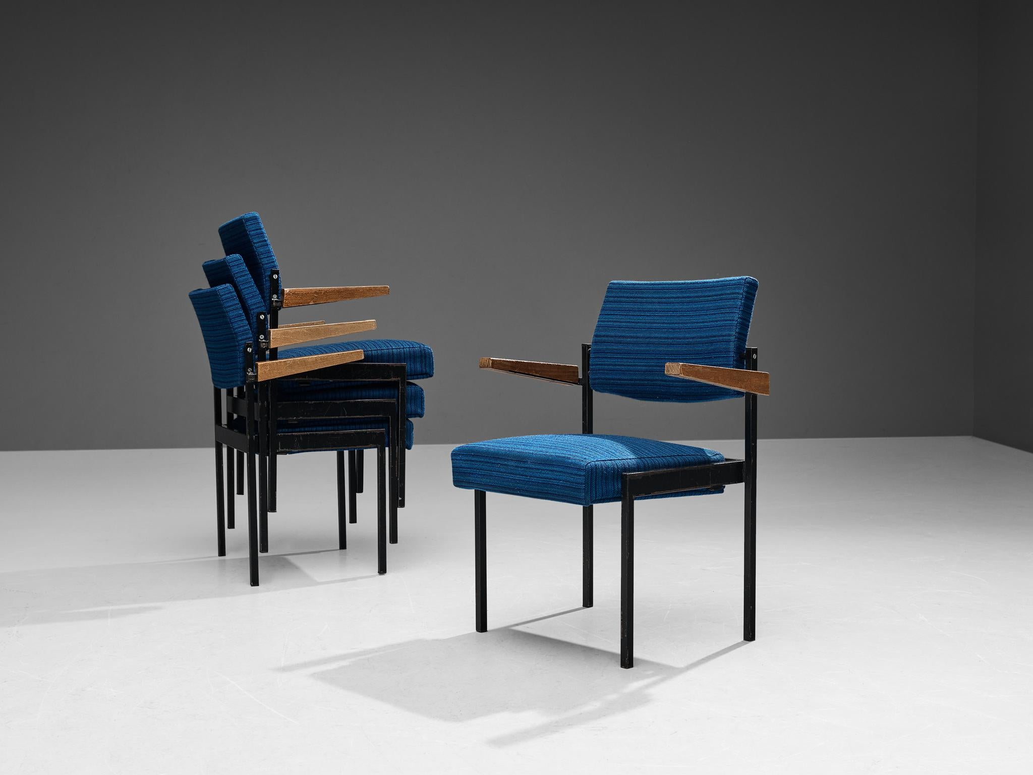 Set aus sechs stapelbaren Sesseln mit blauer Polsterung und schwarzem Metallgestell im Angebot 1