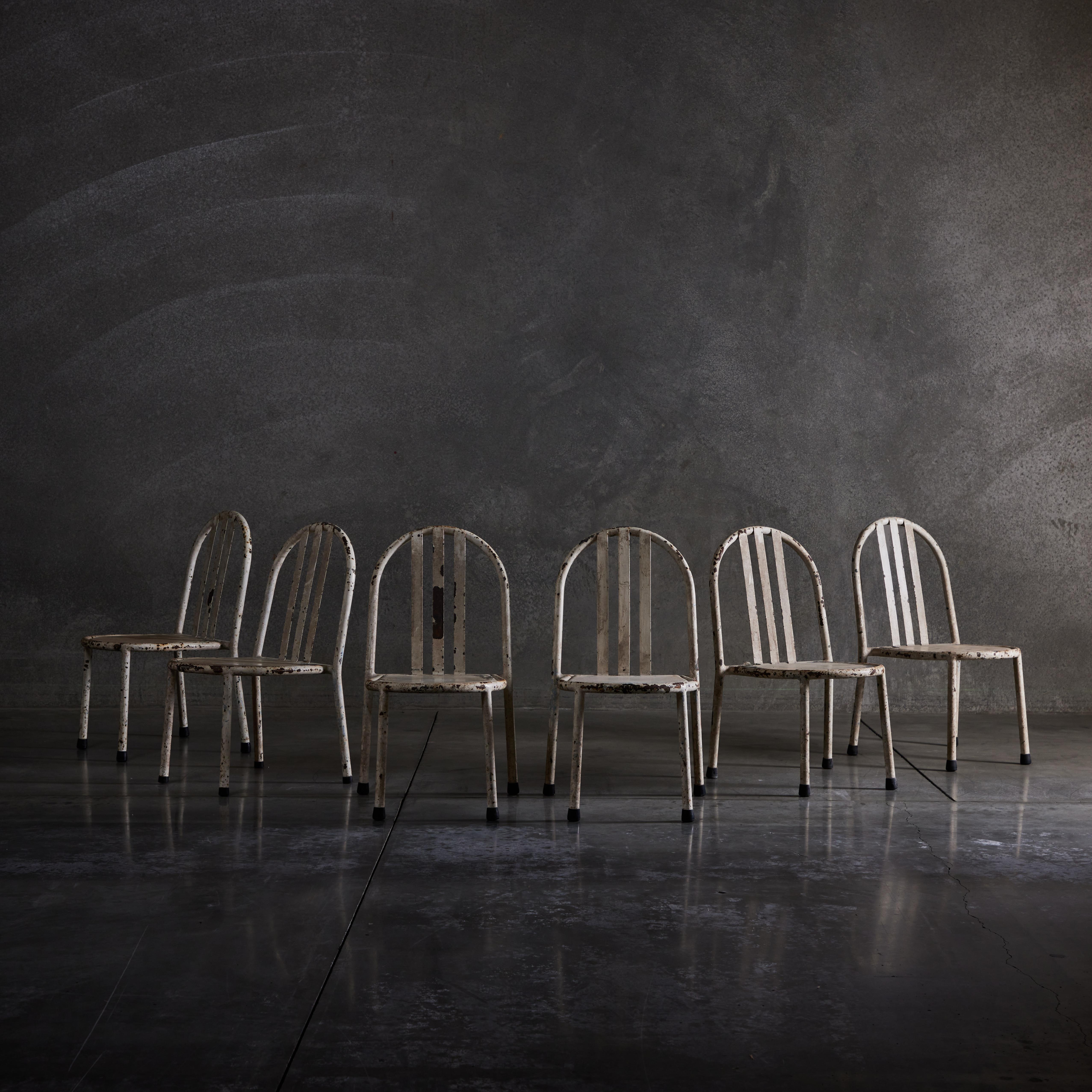 Peint Ensemble de six chaises empilables par Robert Mallet Stevens en vente