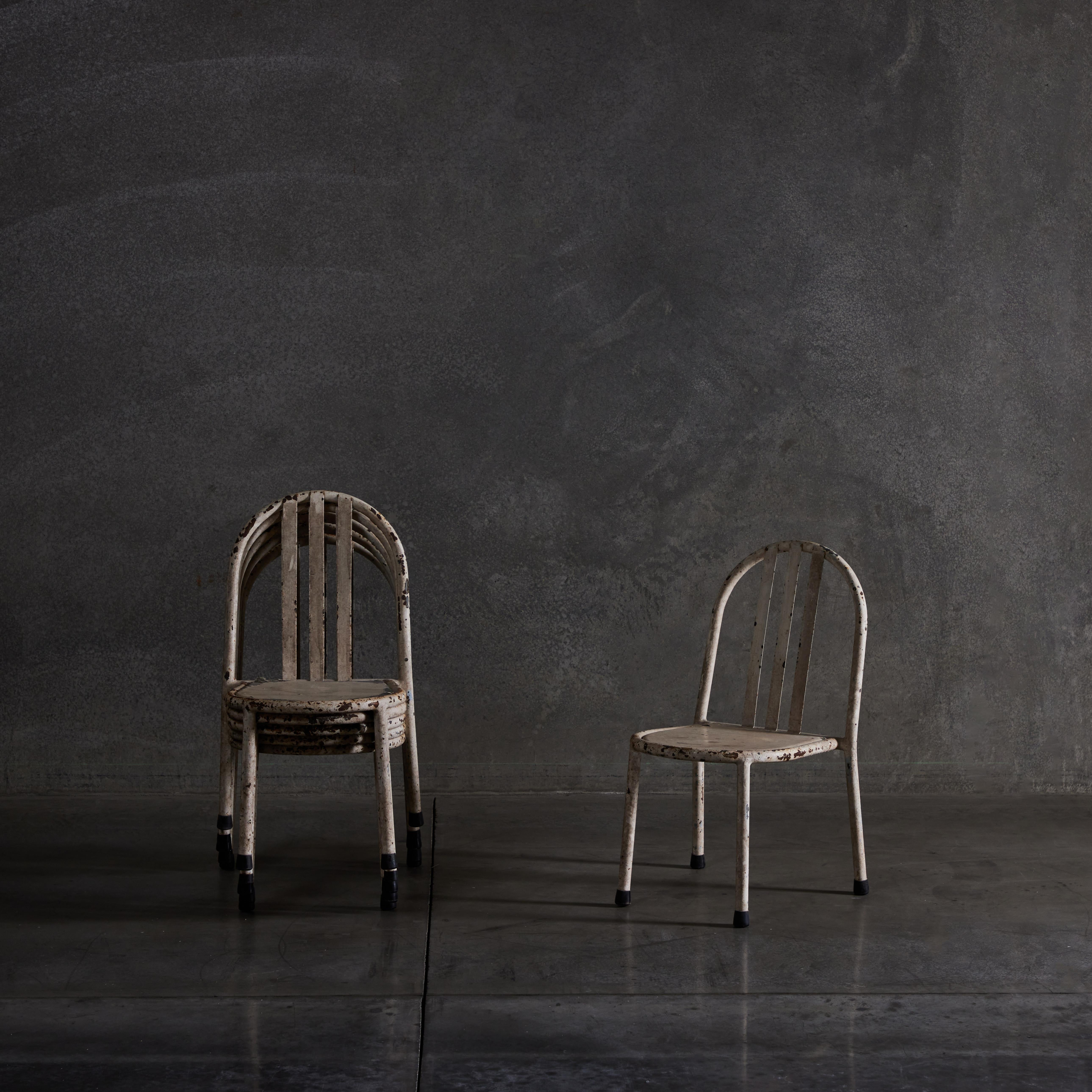 Milieu du XXe siècle Ensemble de six chaises empilables par Robert Mallet Stevens en vente